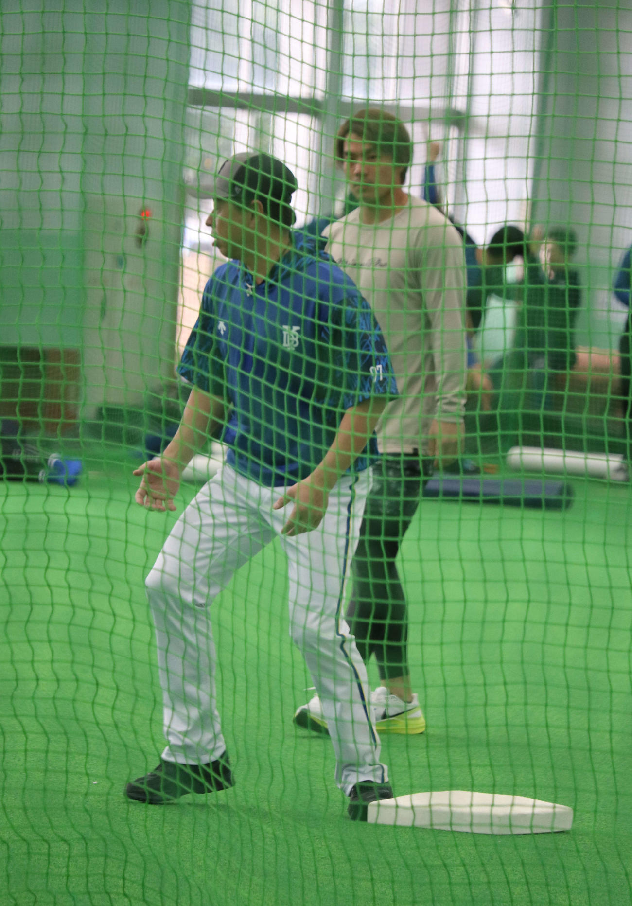 バスケ流「スラムダンクトレ」を指導するDeNA田中内野守備兼野手コーチ（撮影・小早川宗一郎）