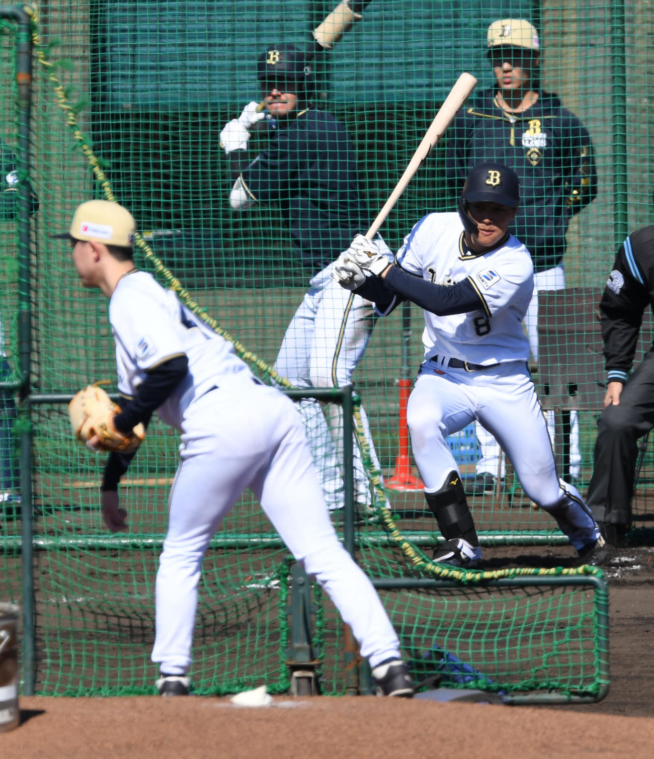 ライブBPで本田仁から右前打を放つ麦谷（撮影・前岡正明）