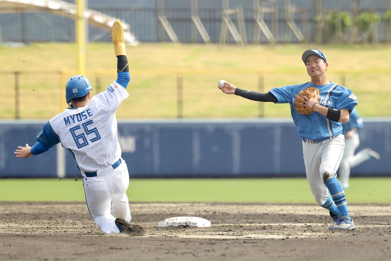 紅白戦　3回裏、細川の打球を一塁に転送する山県（撮影・河田真司）