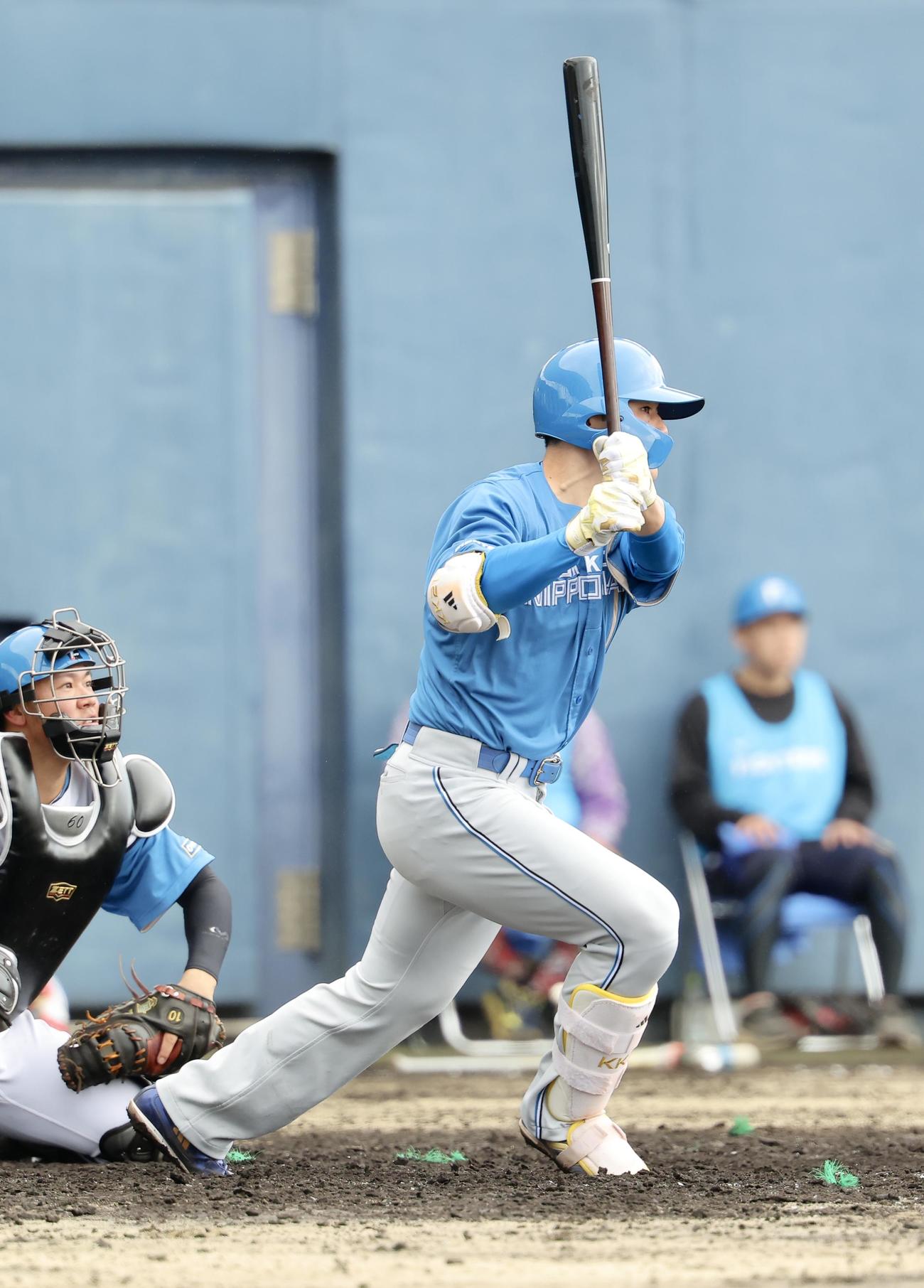 紅白戦　6回表、右中間に適時二塁打を放つ日本ハム清宮幸（撮影・河田真司）