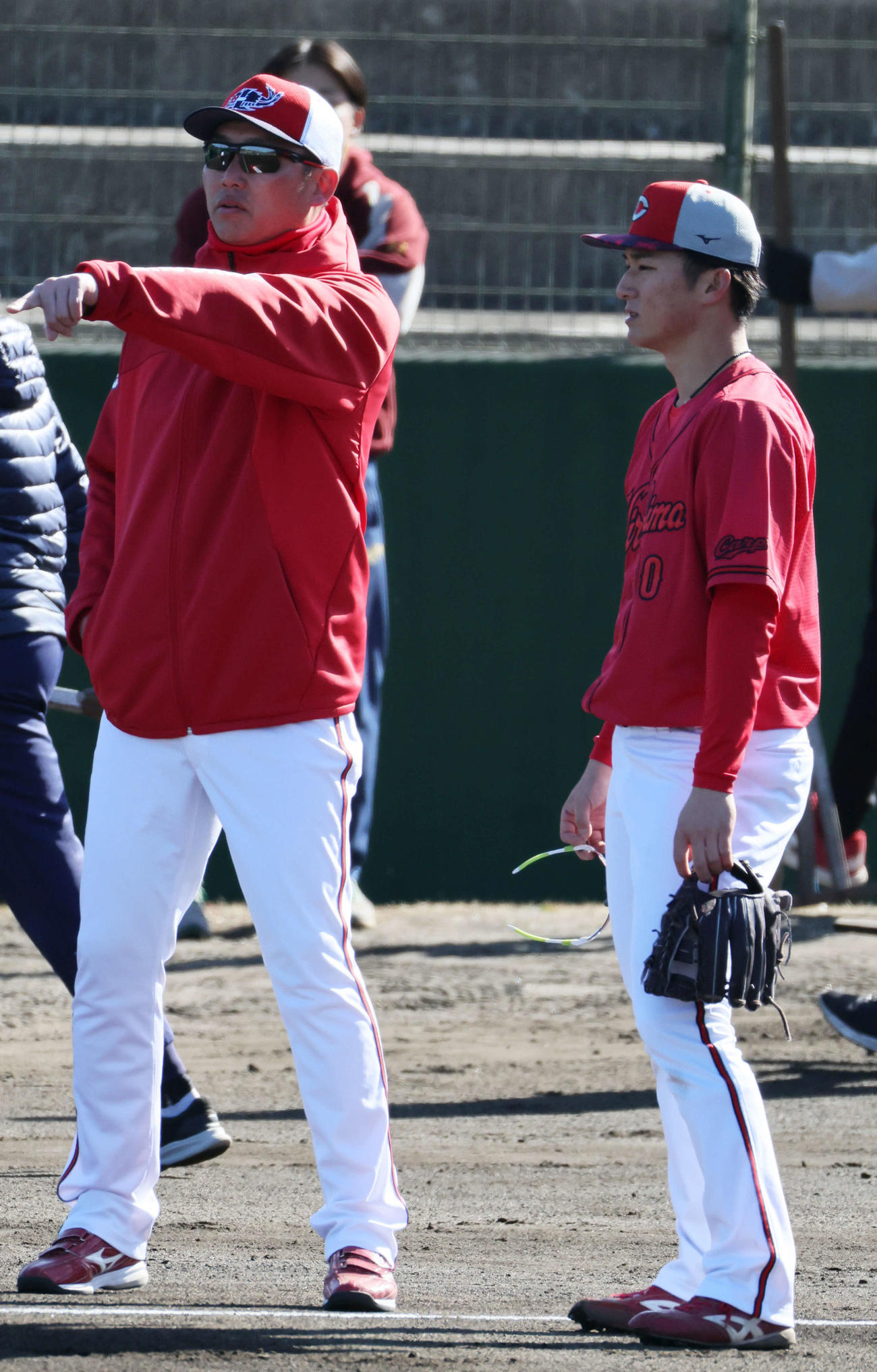 広島ドラフト1位の佐々木（右）と話し合う新井監督（撮影・加藤孝規）