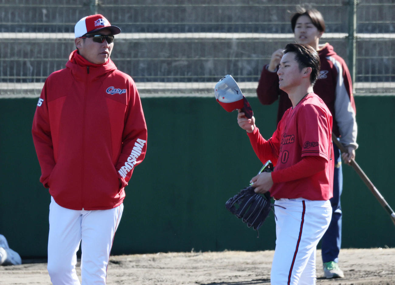 広島ドラフト1位の佐々木（右）と話し合う新井監督（撮影・加藤孝規）