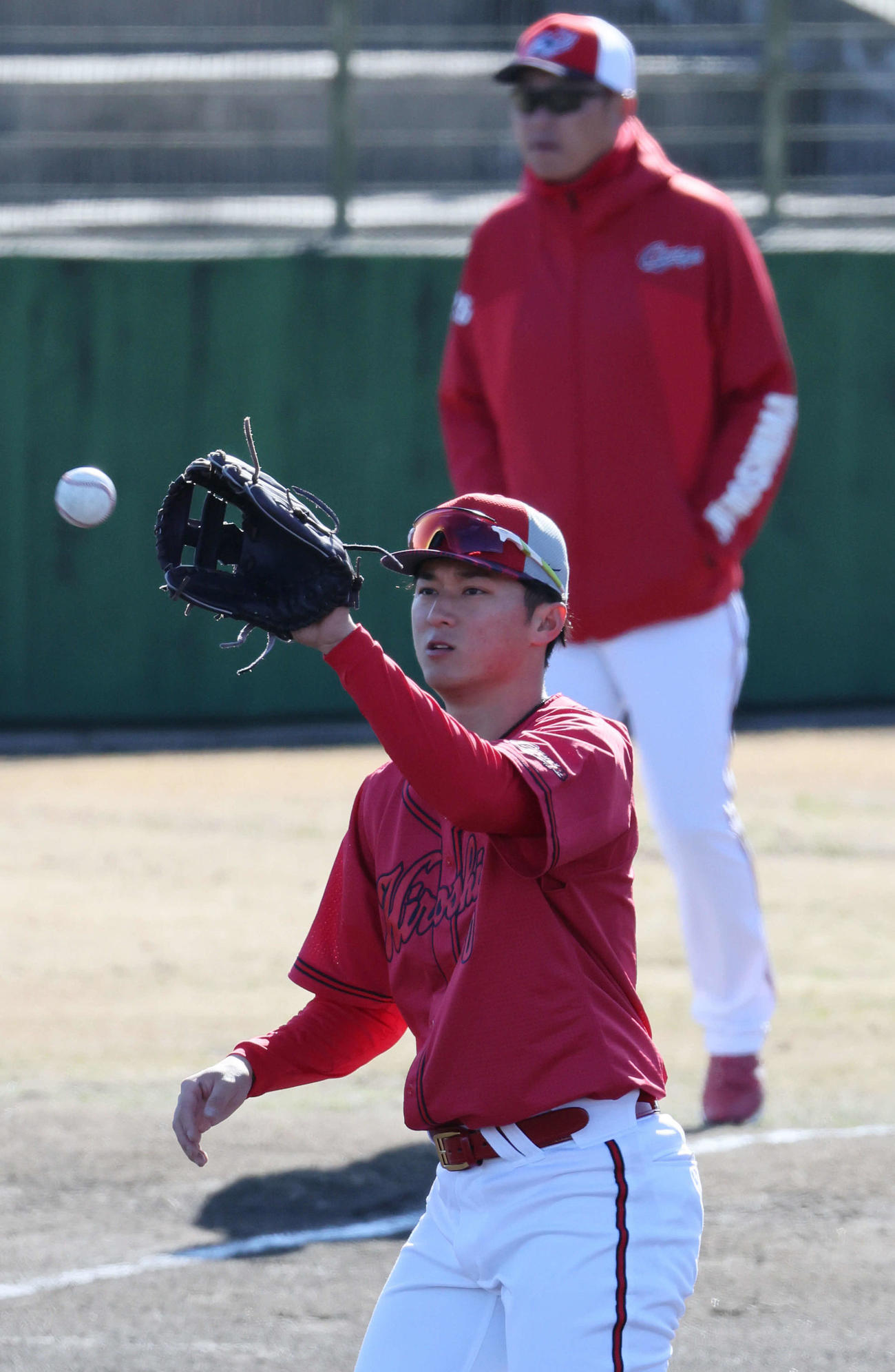 キャッチボールをするドラフト1位の佐々木を見守る広島新井監督（後ろ）（撮影・加藤孝規）