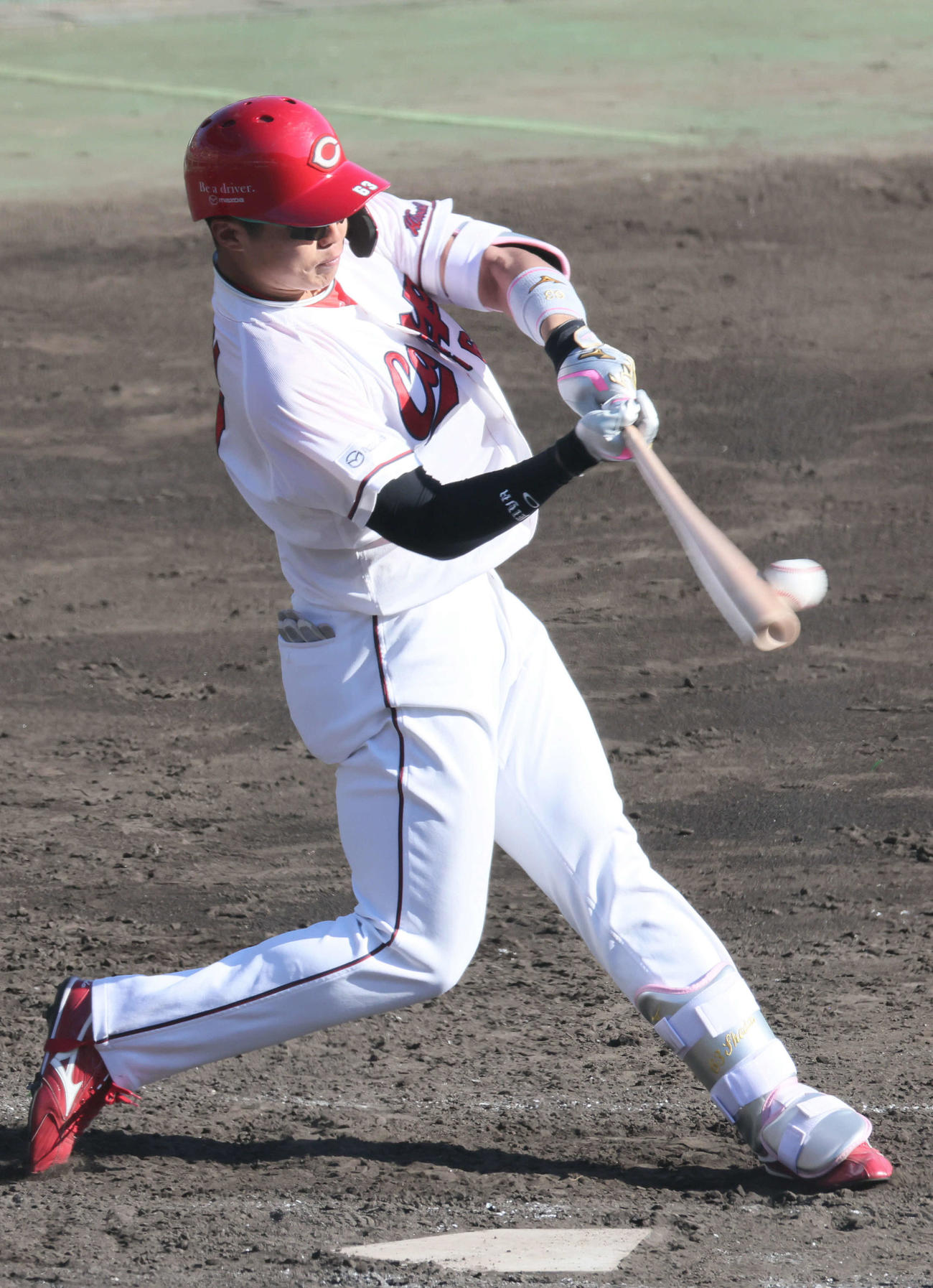 広島紅白戦7回裏白組2死一塁、内田は左前打を放つ（撮影・加藤孝規）