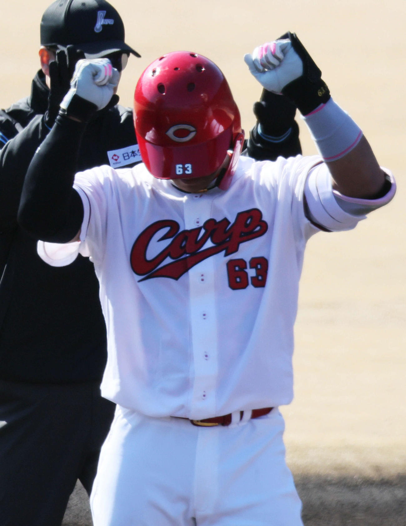 広島紅白戦4回裏白組2死満塁、走者一掃の左越え3点二塁打を放った内田（撮影・加藤孝規）