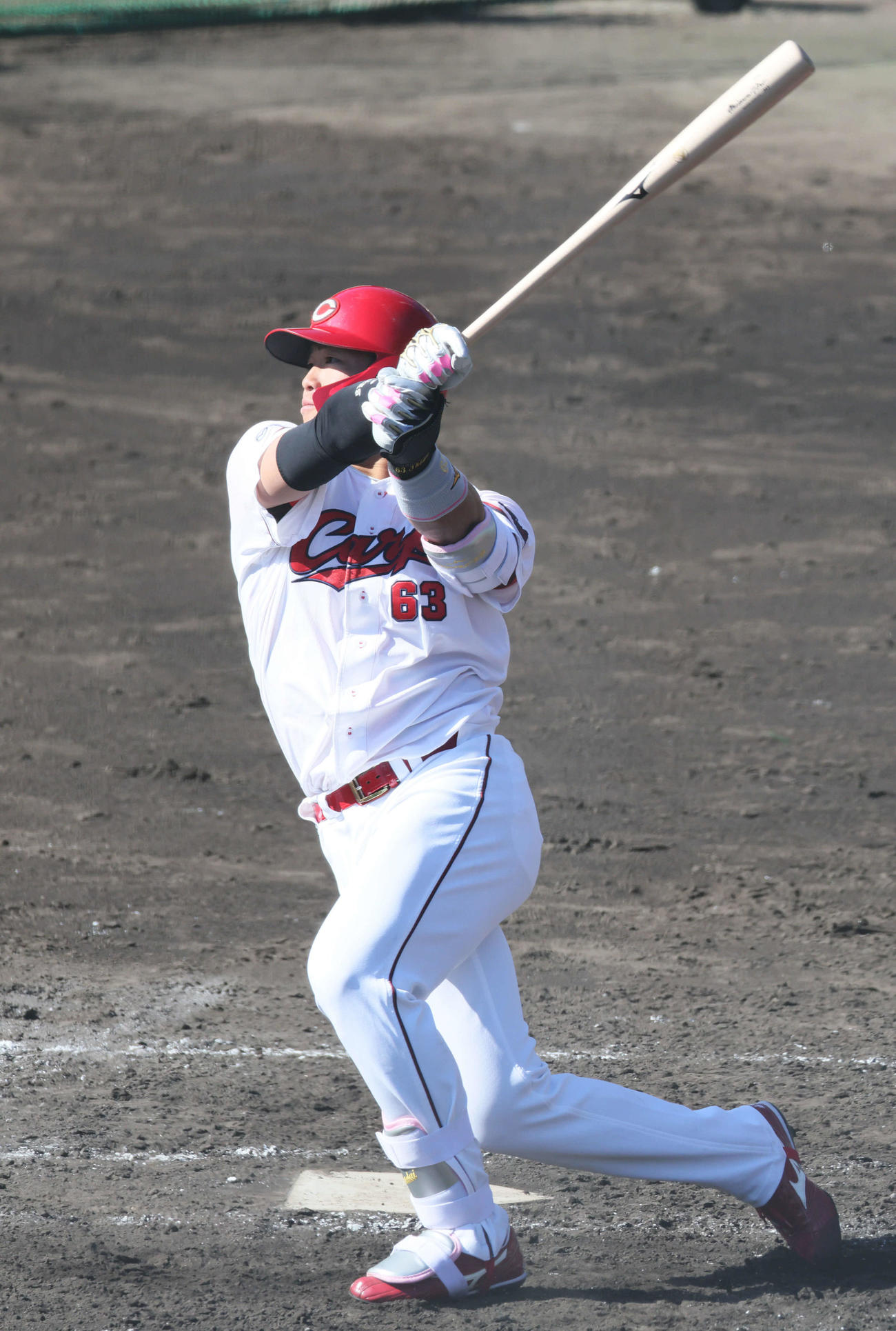 広島紅白戦4回裏白組2死満塁、内田は走者一掃の左越え3点二塁打を放つ（撮影・加藤孝規）
