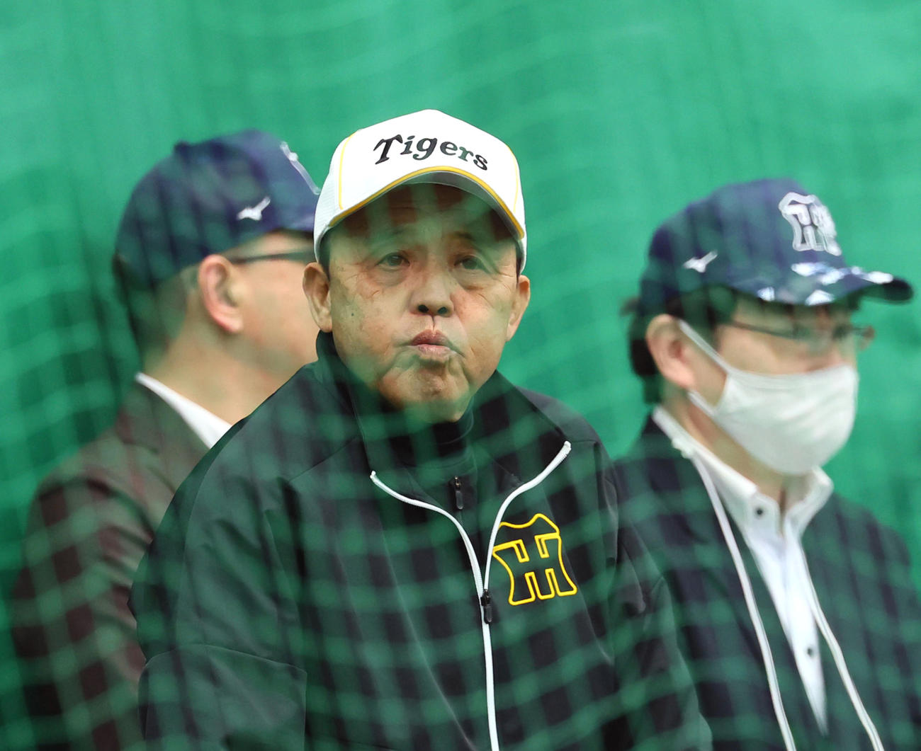ブルペンで投球練習を見つめる阪神岡田オーナー付顧問（撮影・藤尾明華）