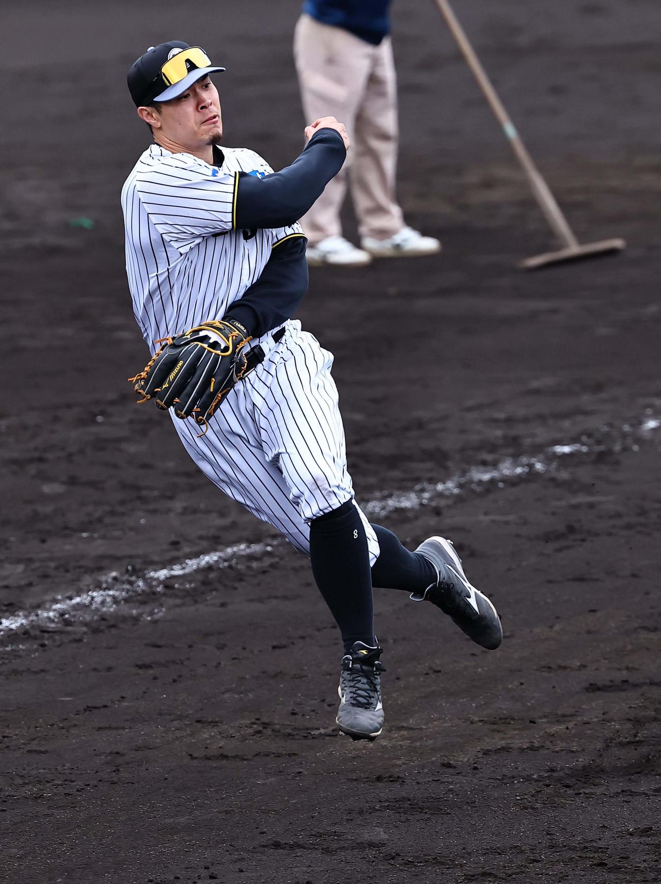 6日、三塁ノックで軽快な動きをする佐藤輝明