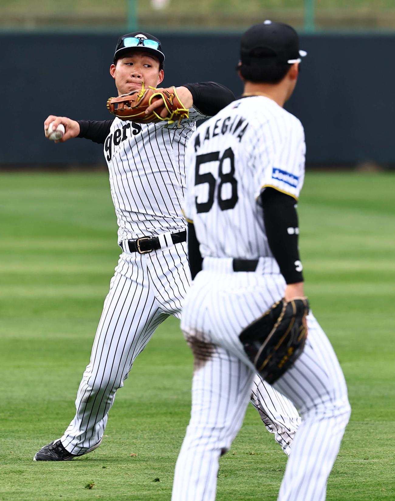 4日、シートノックで左翼を守る森下翔太