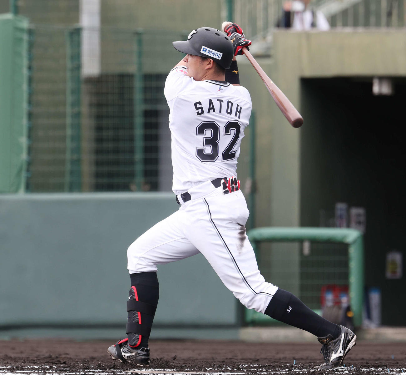 ライブBPで本塁打性の当たりを放つロッテ佐藤（撮影・宮地輝）