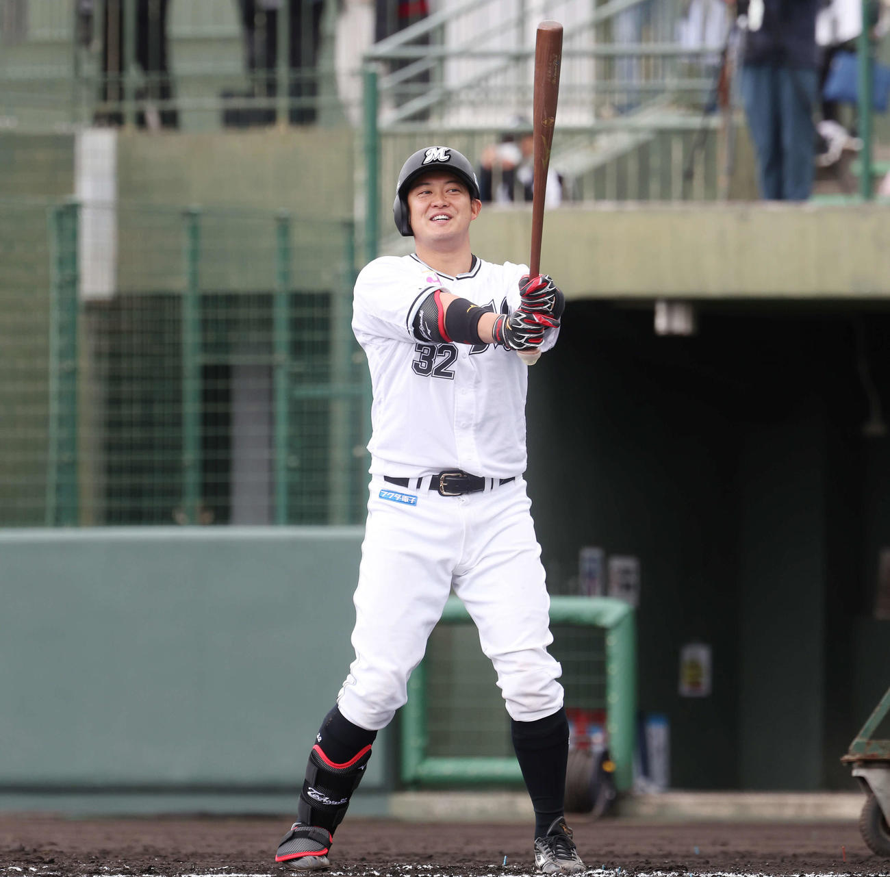 ライブBPで惜しくも本塁打とはならず、苦笑いのロッテ佐藤（撮影・宮地輝）