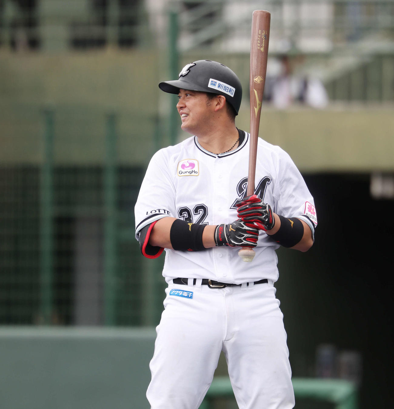 ライブBPで惜しくも本塁打とはならず、苦笑いのロッテ佐藤（撮影・宮地輝）
