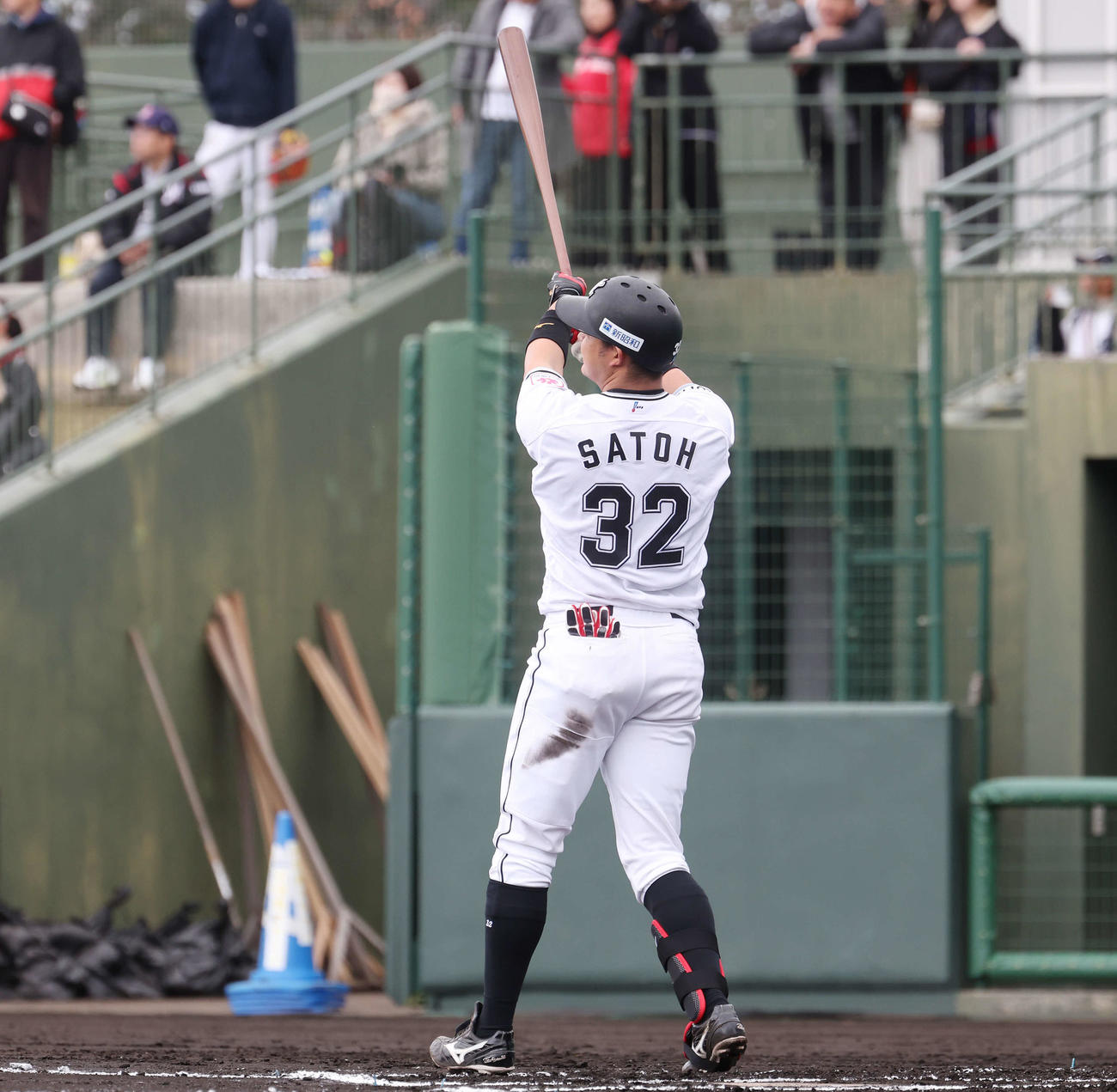 ライブBPで本塁打性の当たりを放つロッテ佐藤（撮影・宮地輝）