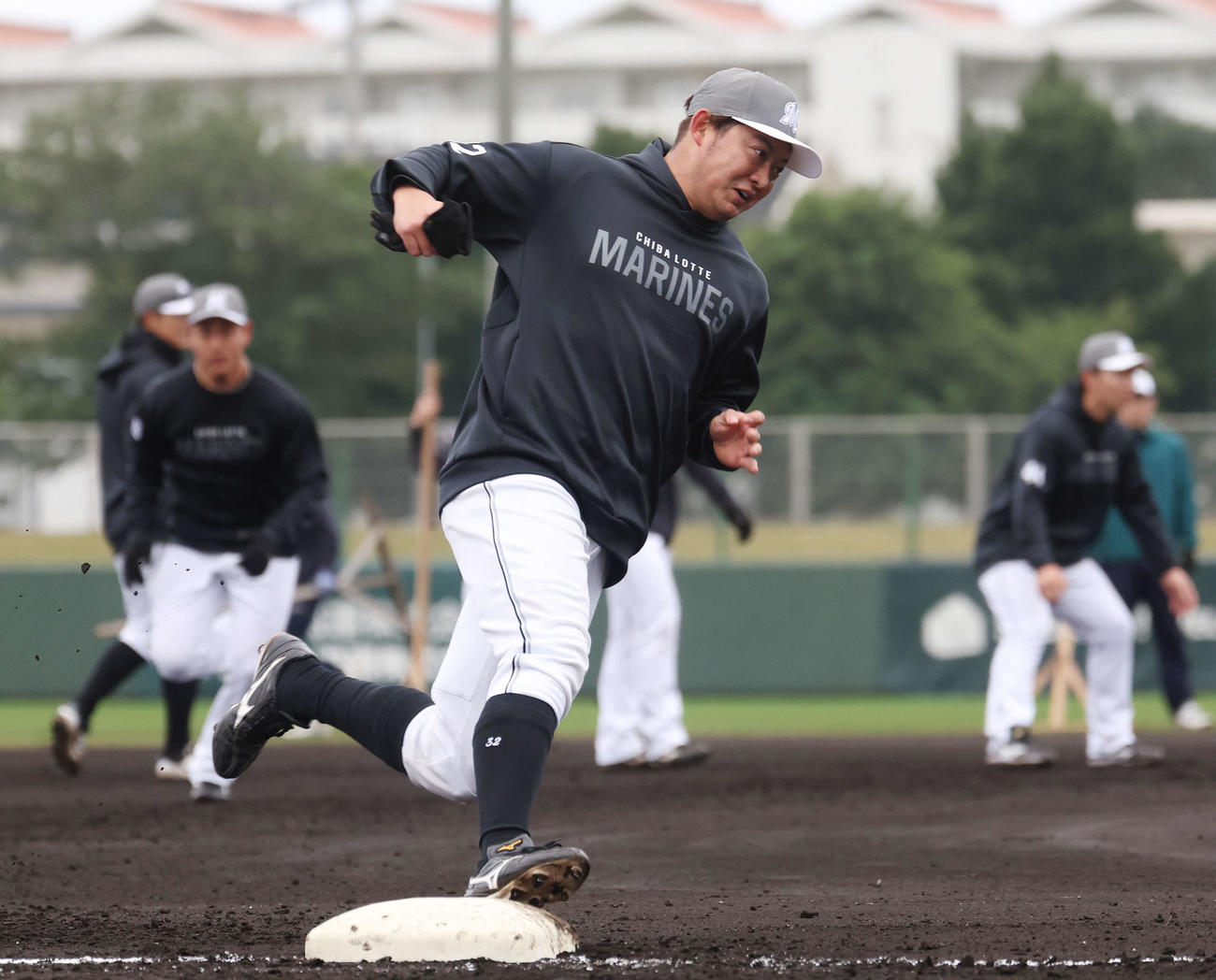 ベースランニングするロッテ佐藤（撮影・宮地輝）