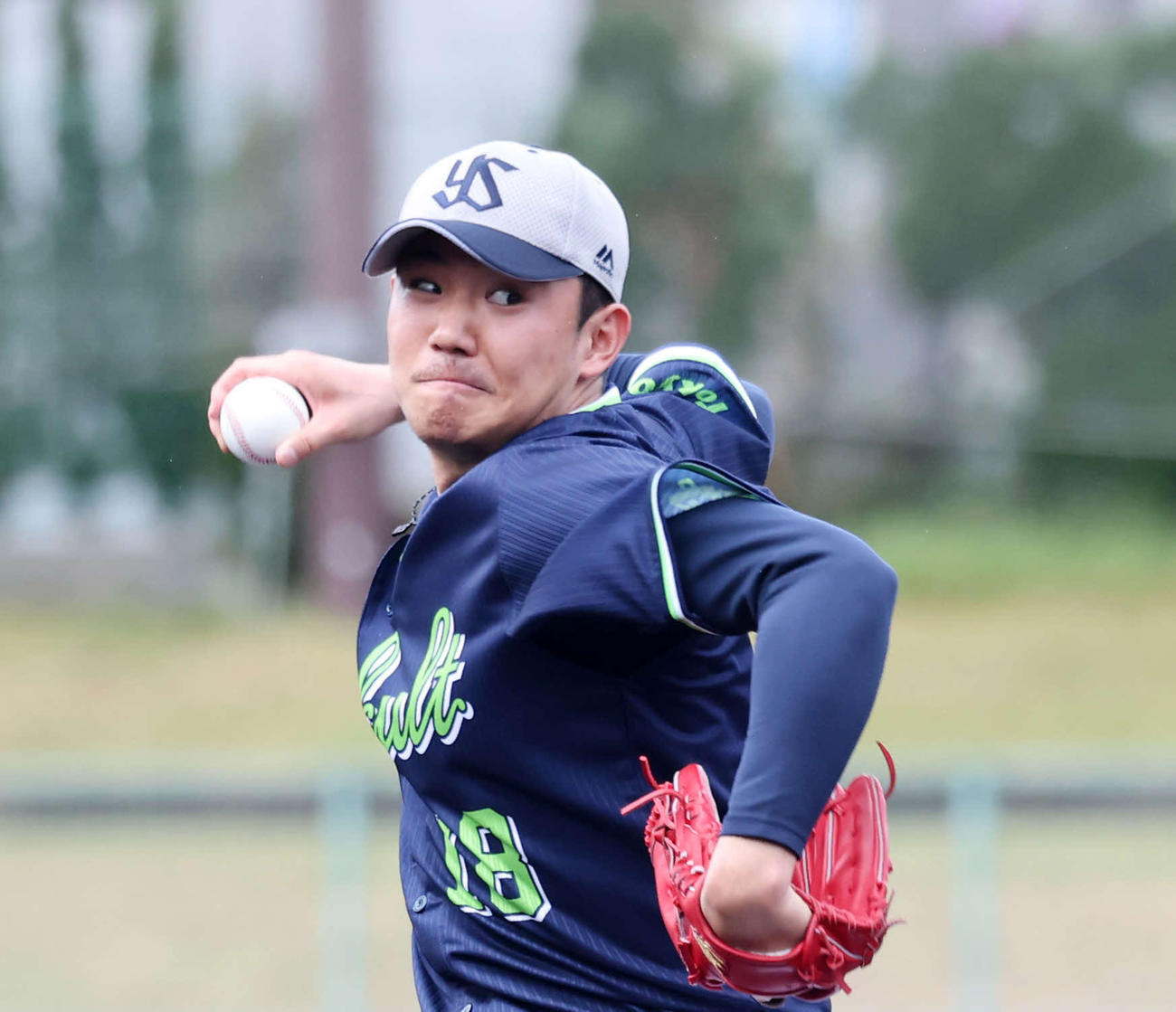 ライブBPで力投するヤクルト奥川（撮影・鈴木正人）