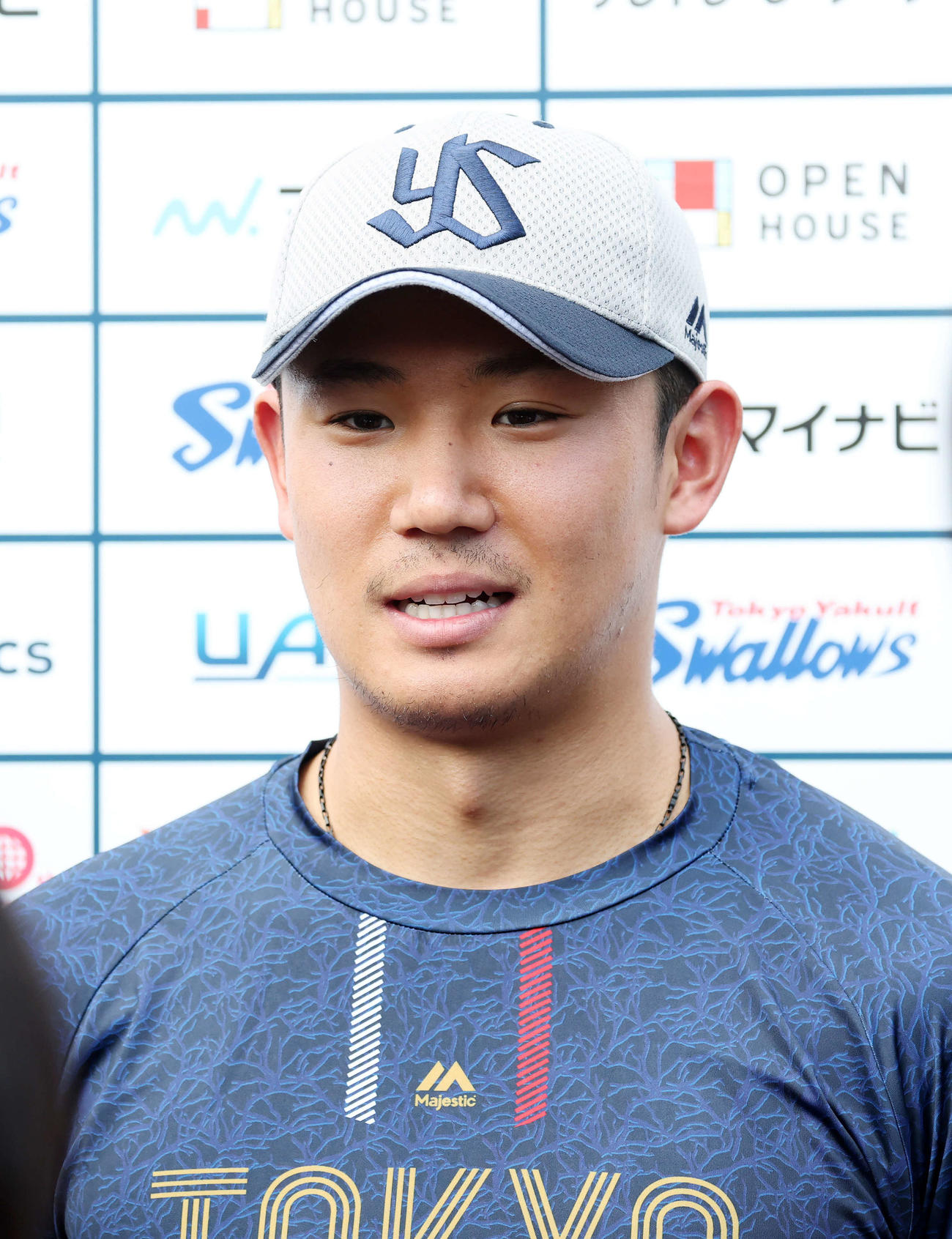 報道陣の質問に答えるヤクルト奥川（撮影・鈴木正人）