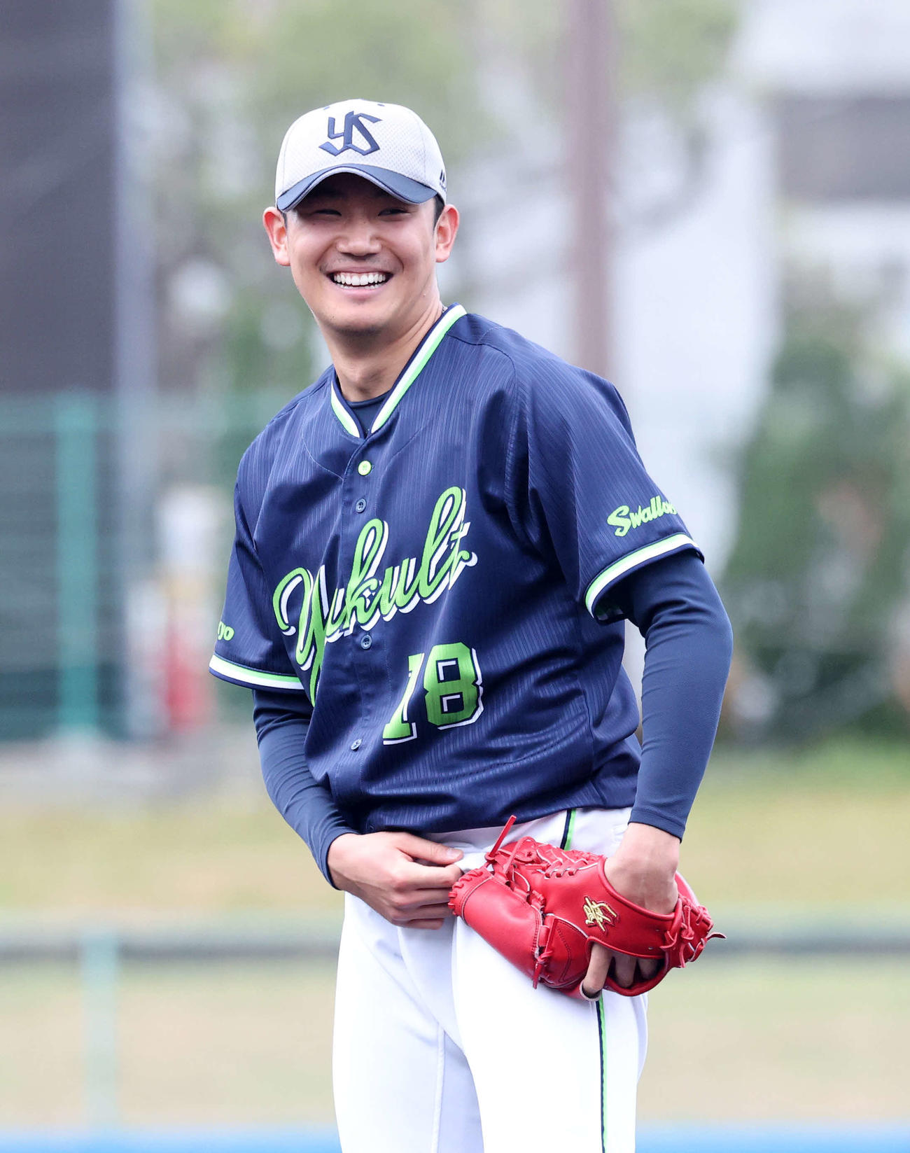ライブBP中、笑顔を見せるヤクルト奥川（撮影・鈴木正人）