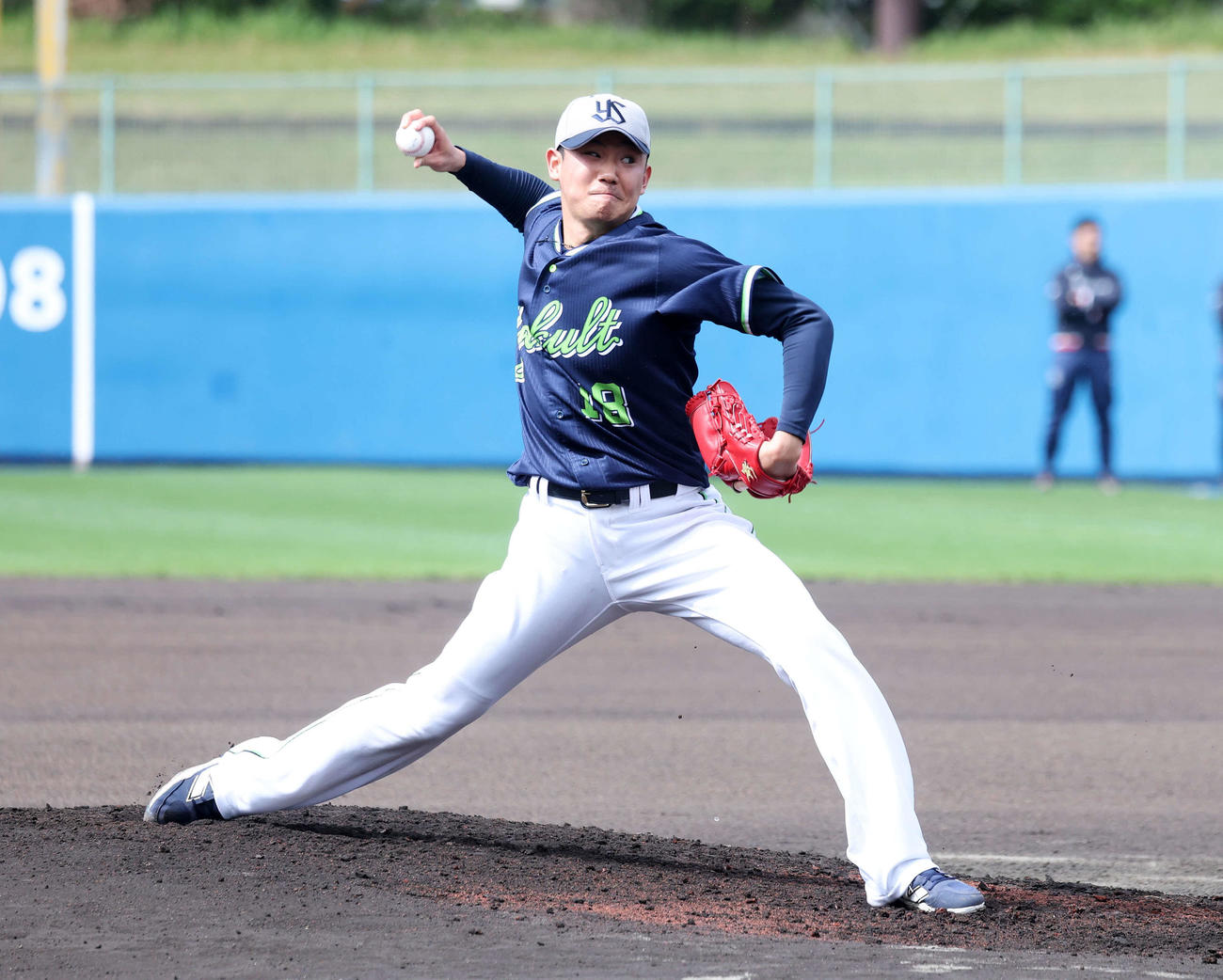 ライブBPで力投するヤクルト奥川（撮影・鈴木正人）