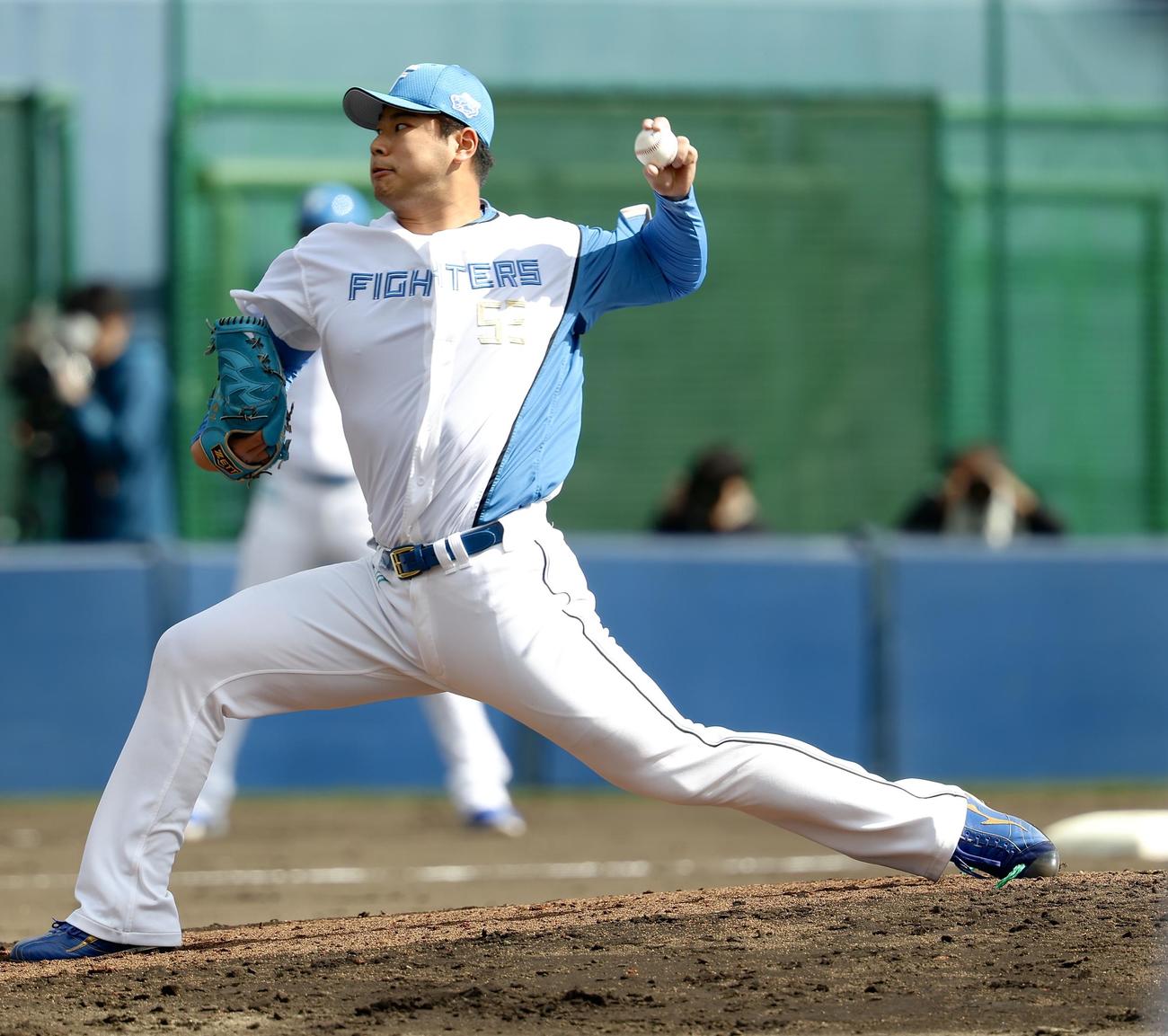 紅白戦　5回表、力投する日本ハム松浦（2025年2月7日撮影）