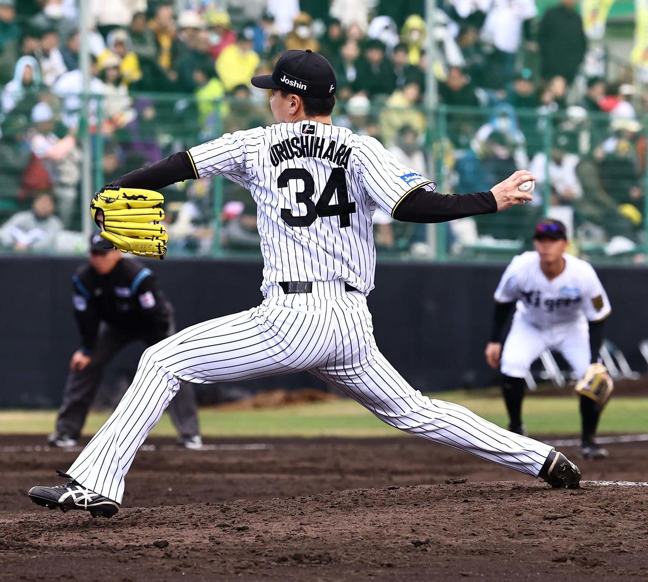 紅白戦　白組4番手の漆原（撮影・上田博志）
