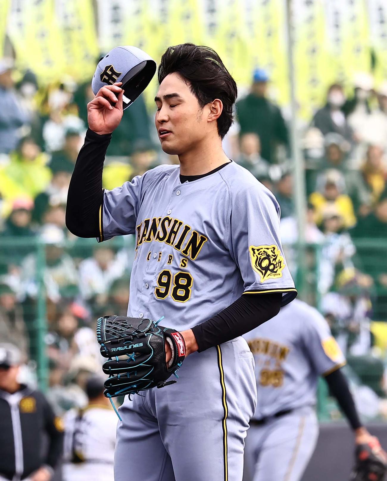 紅白戦　2回裏白組2死一、二塁、井坪に死球を与えた佐藤蓮は帽子を取って謝る（撮影・上田博志）