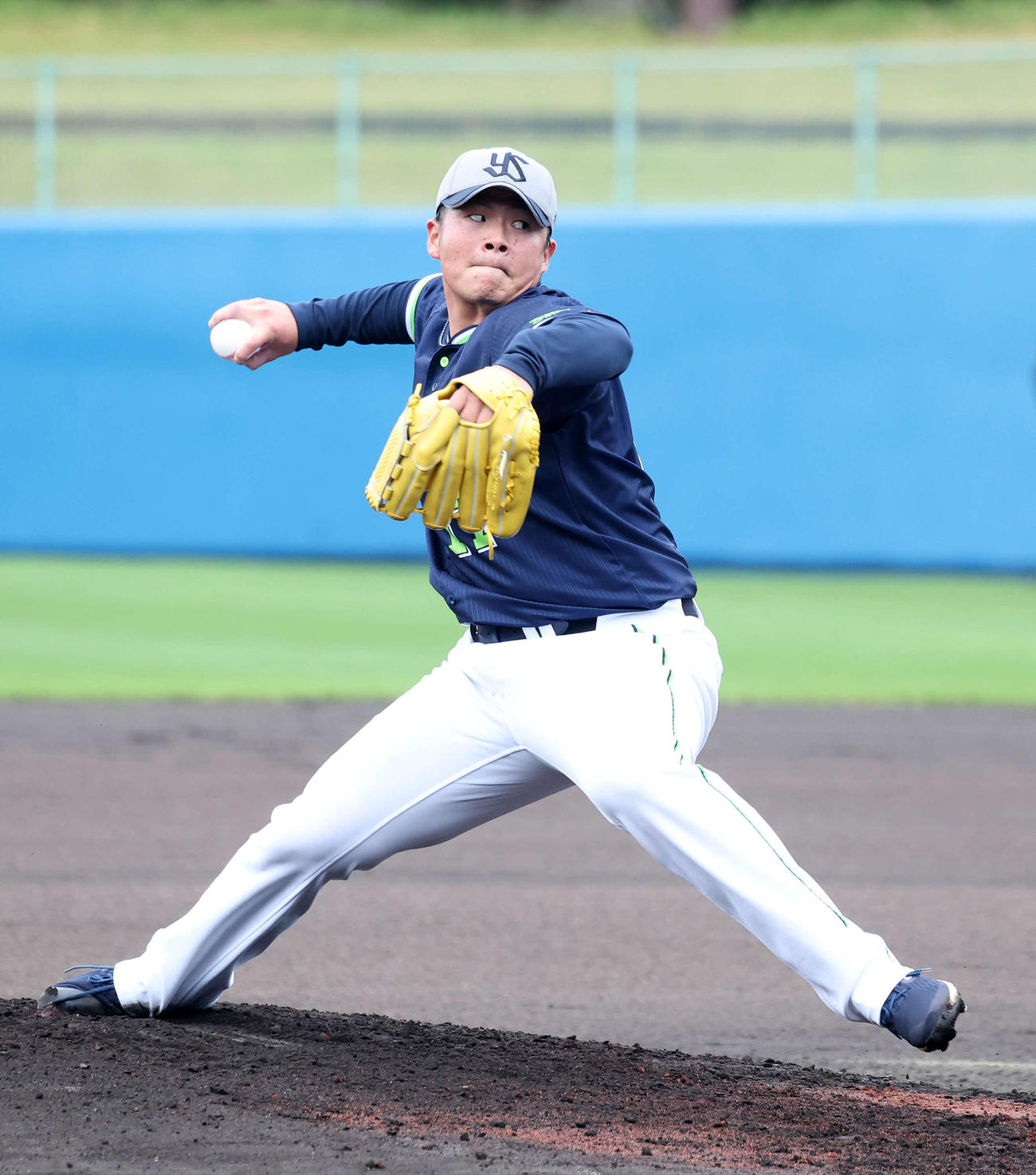 ライブBPで力投するヤクルト清水（撮影・鈴木正人）