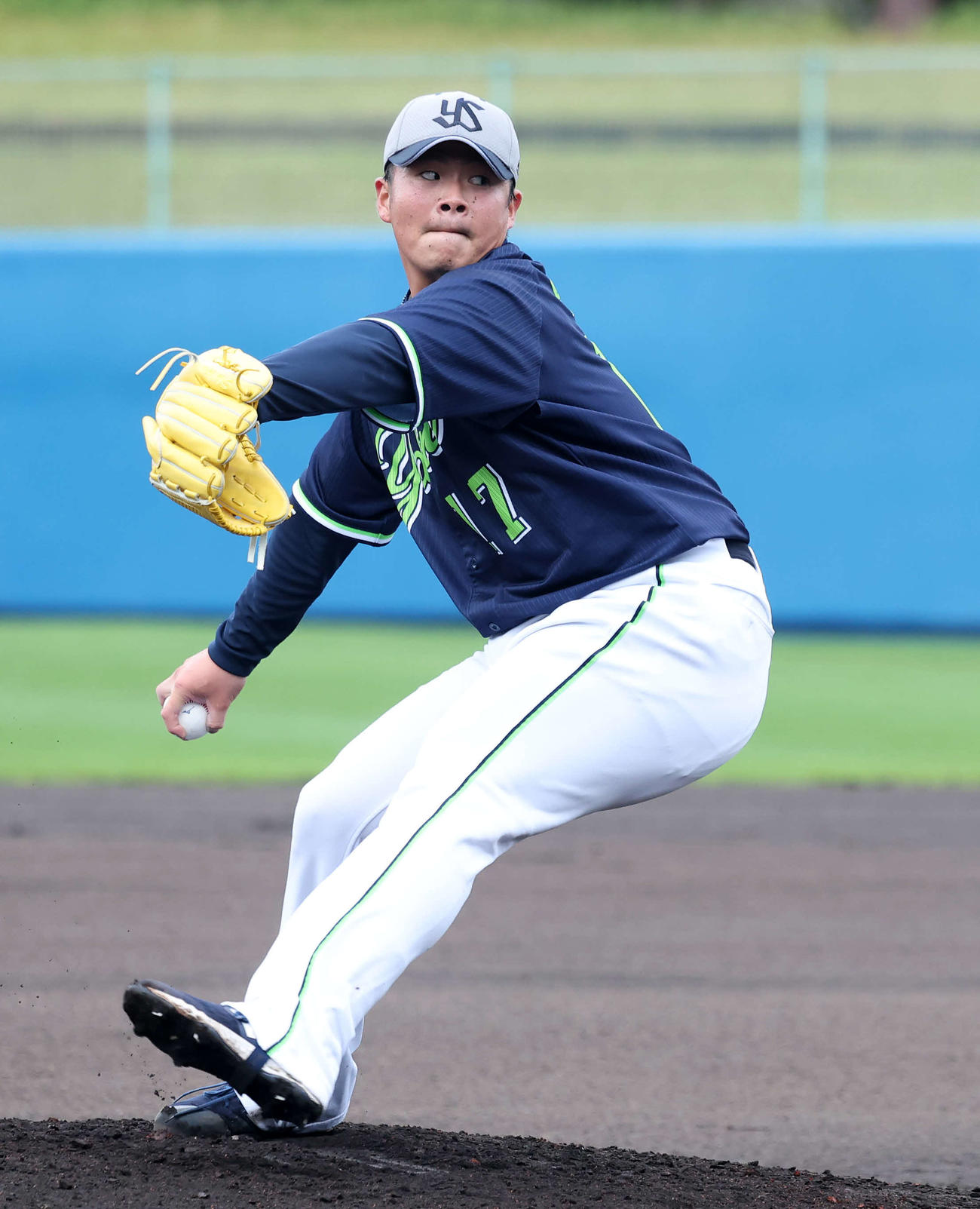 ライブBPで力投するヤクルト清水（撮影・鈴木正人）