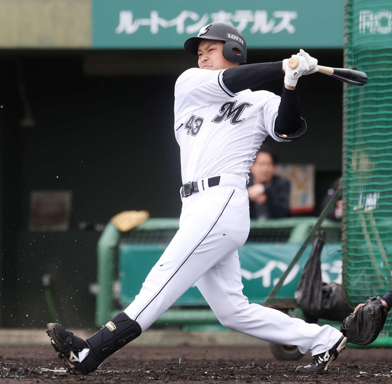 ライブBPでスイングするロッテ石垣（撮影・宮地輝）