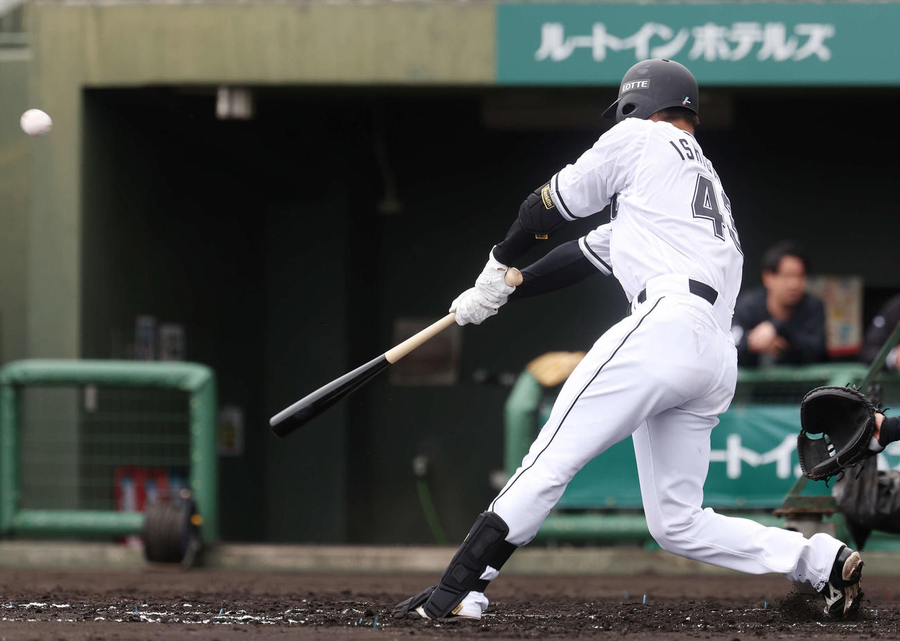 ライブBPで右越え二塁打を放つロッテ石垣（撮影・宮地輝）