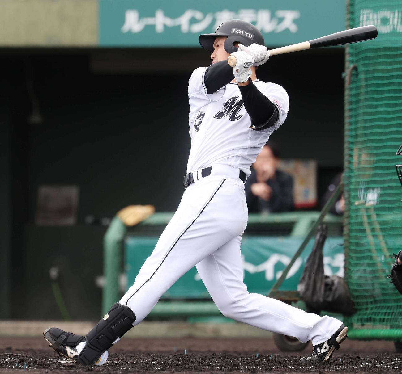 ライブBPで中前打を放つロッテ石垣（撮影・宮地輝）
