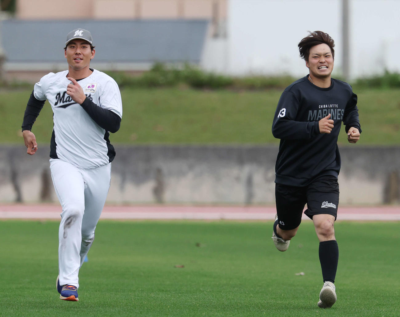 ランニングするロッテ茶谷（左）と石垣（撮影・宮地輝）