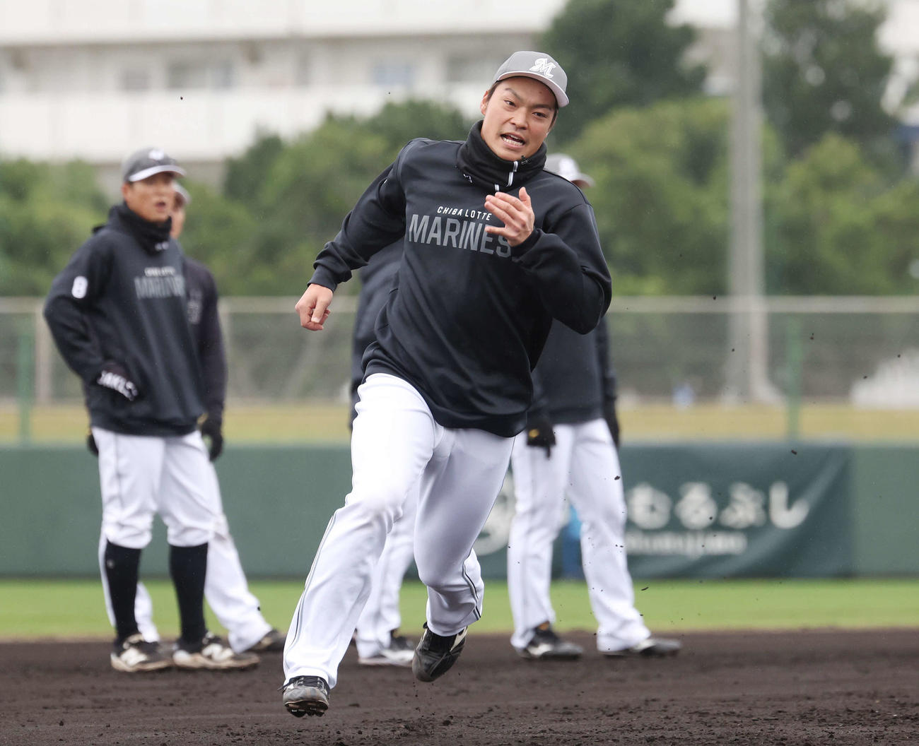 ベースランニングするロッテ石垣（撮影・宮地輝）