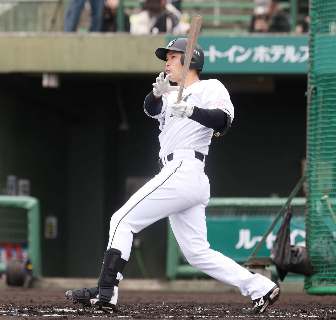 ライブBPでバットが折れりながら左前打を放つロッテ石垣（撮影・宮地輝）