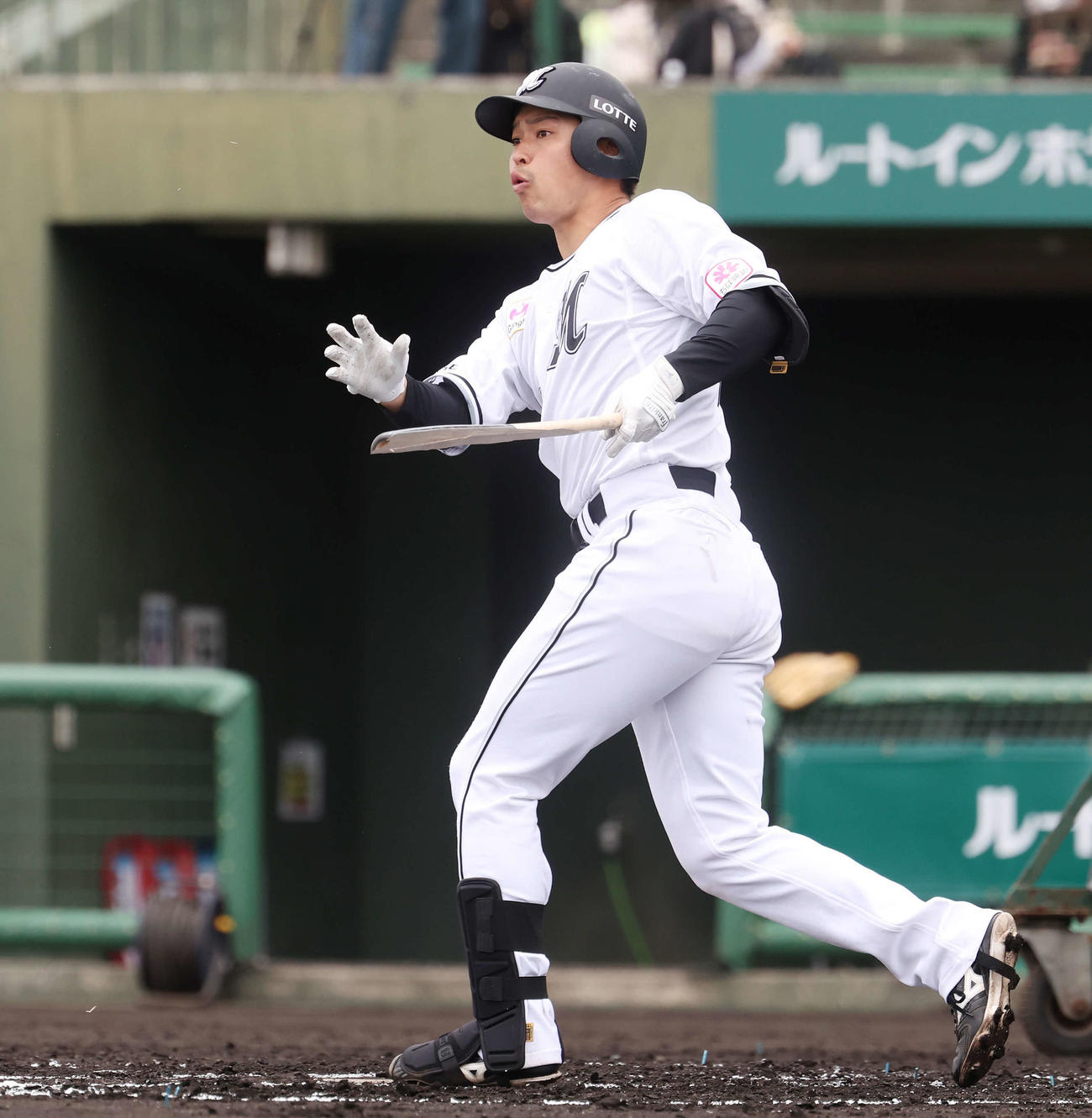 ライブBPでバットが折れりながら左前打を放つロッテ石垣（撮影・宮地輝）