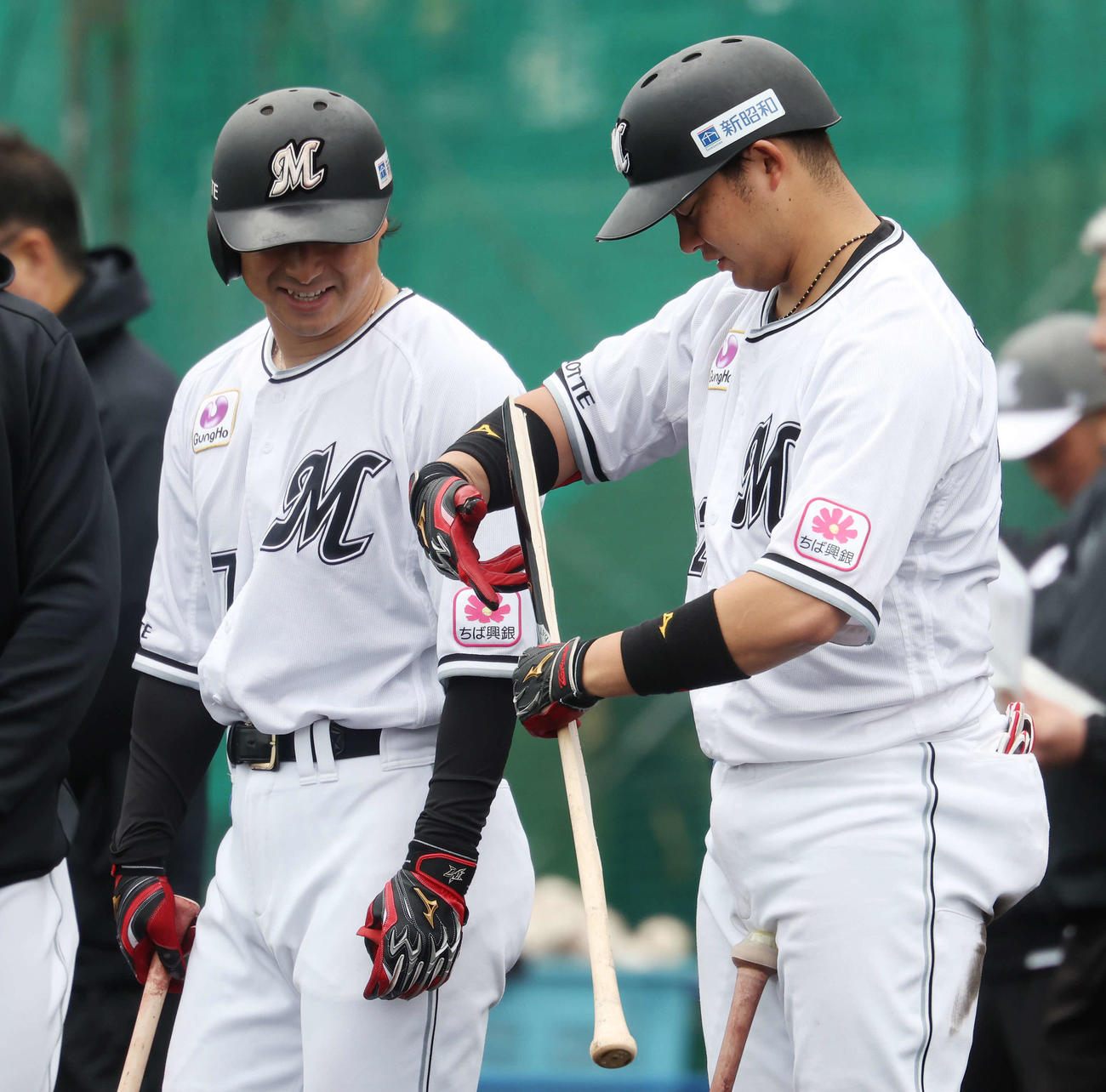 ライブBPでロッテ石垣が折ったバットを見つめる藤岡（左）と佐藤（撮影・宮地輝）