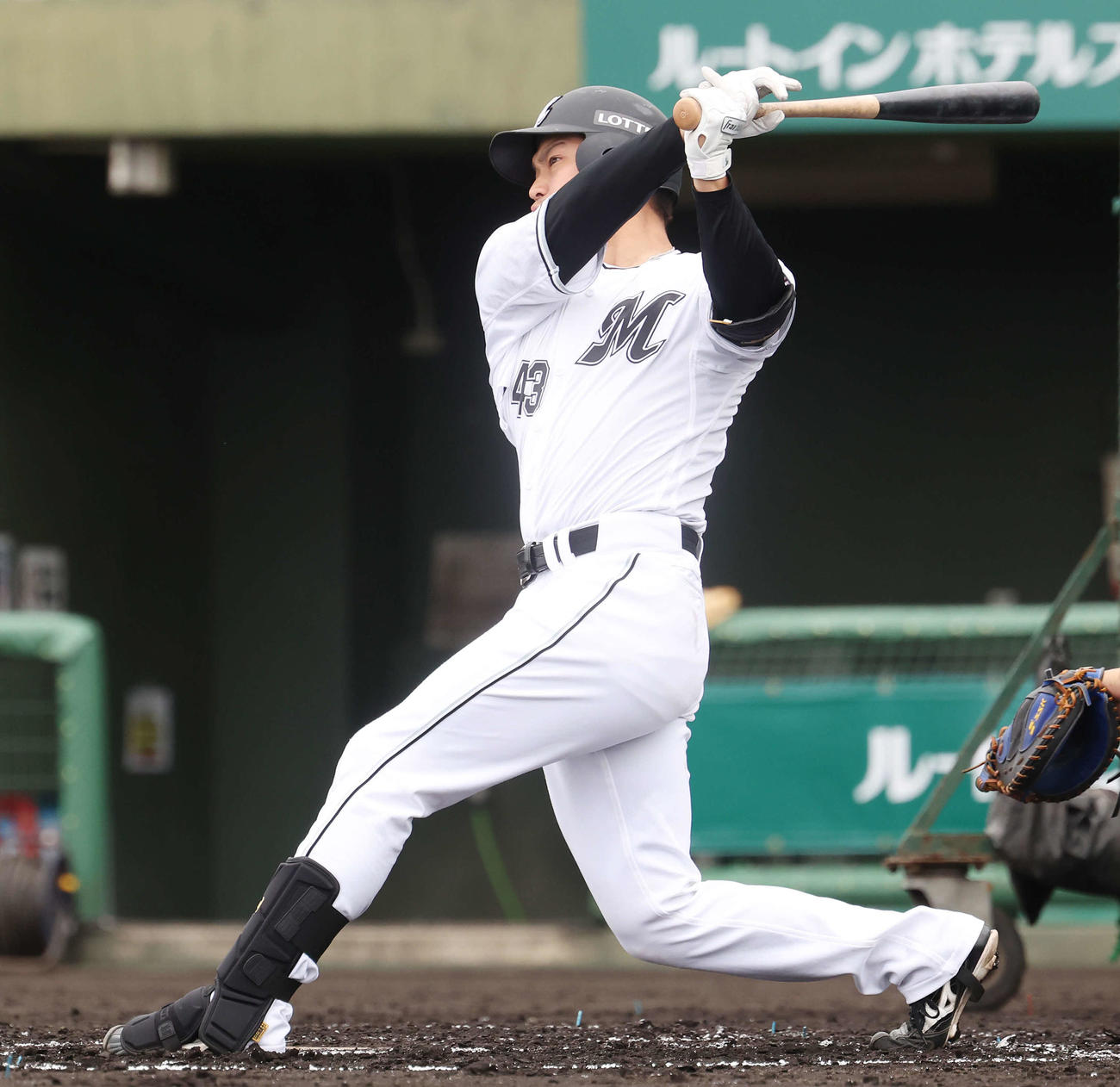 ライブBPで左前打を放つロッテ石垣（撮影・宮地輝）
