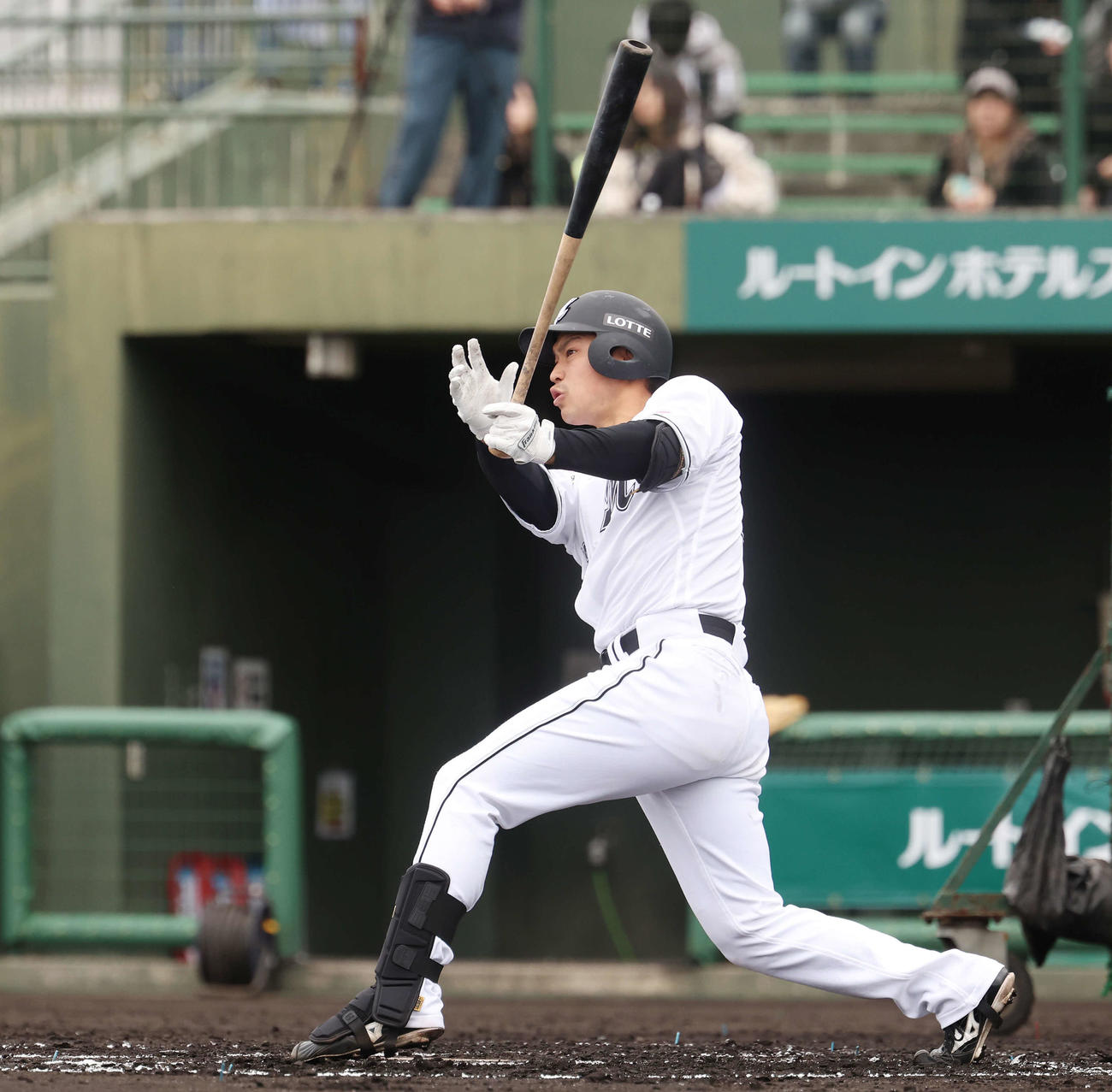 ライブBPで左前打を放つロッテ石垣（撮影・宮地輝）