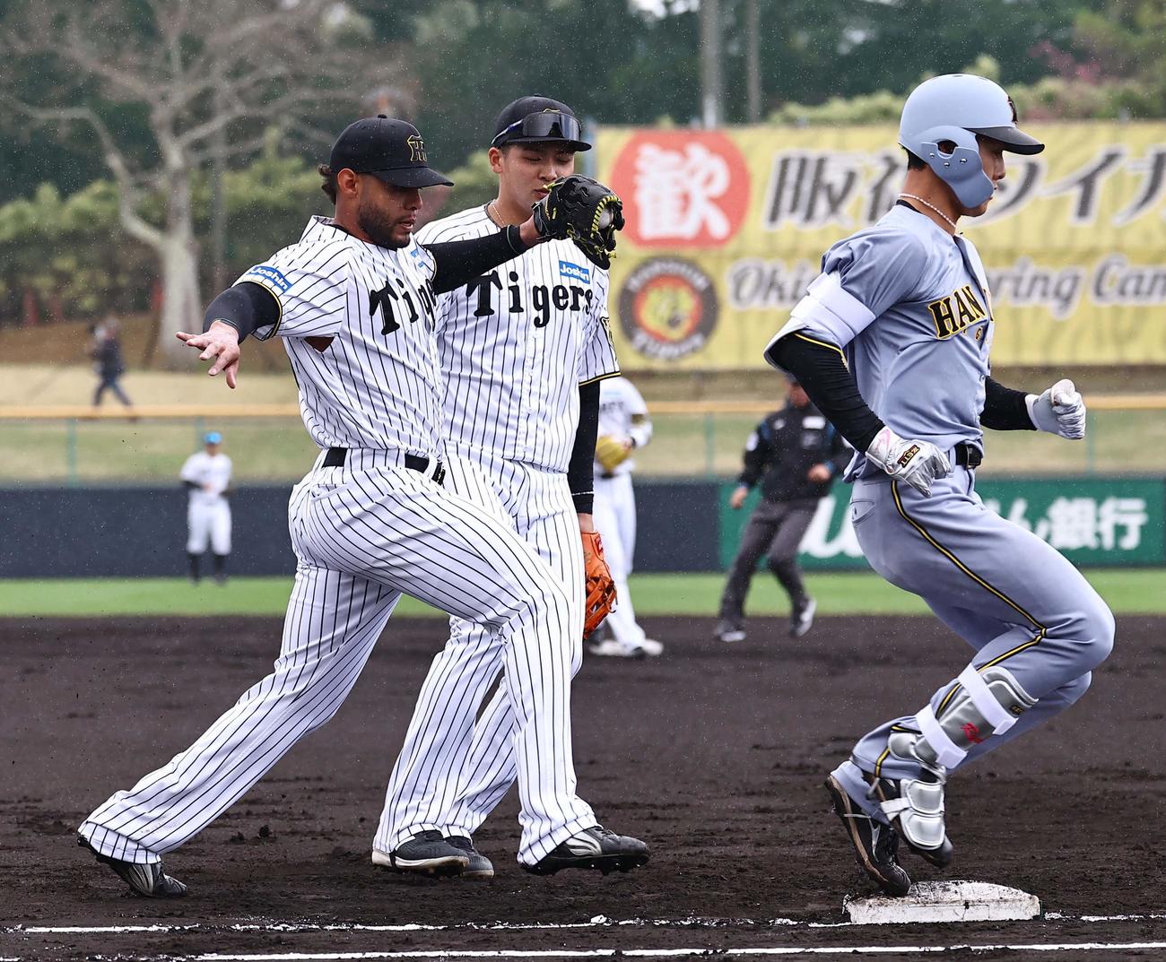 紅白戦　2回表紅組1死、ベタンセス（左）はベースカバーに入るも小幡に内野安打を許す（撮影・上田博志）