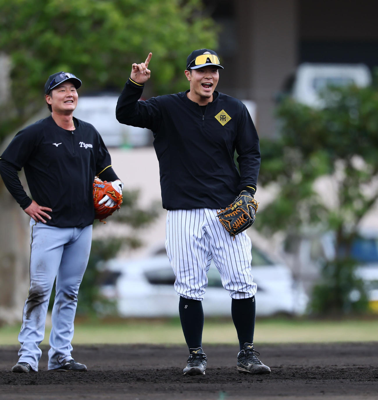 紅白戦後、特守を受ける佐藤輝（右）と渡辺（撮影・藤尾明華）