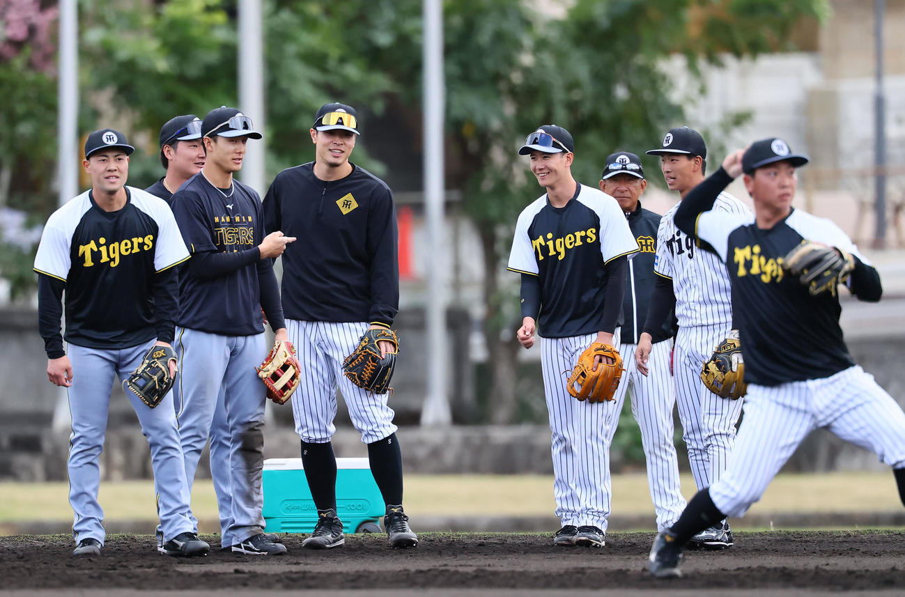 紅白戦後、特守を受ける左から佐野、渡辺、小幡、佐藤輝、山田、馬場2軍コーチ、百崎、川崎（撮影・藤尾明華）
