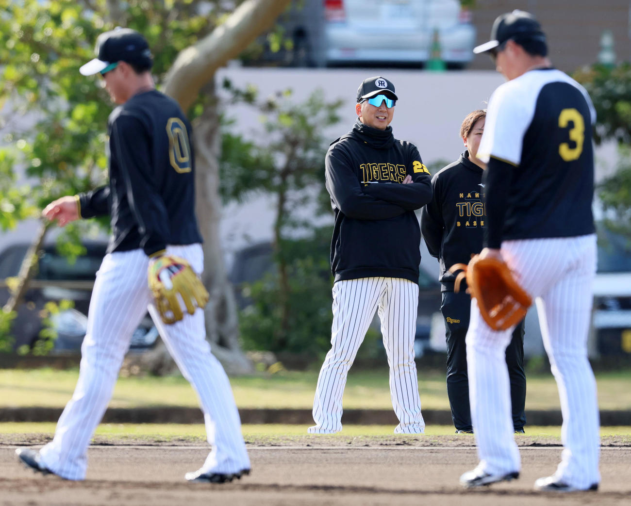 早出特守を見る藤川監督（撮影・加藤哉）