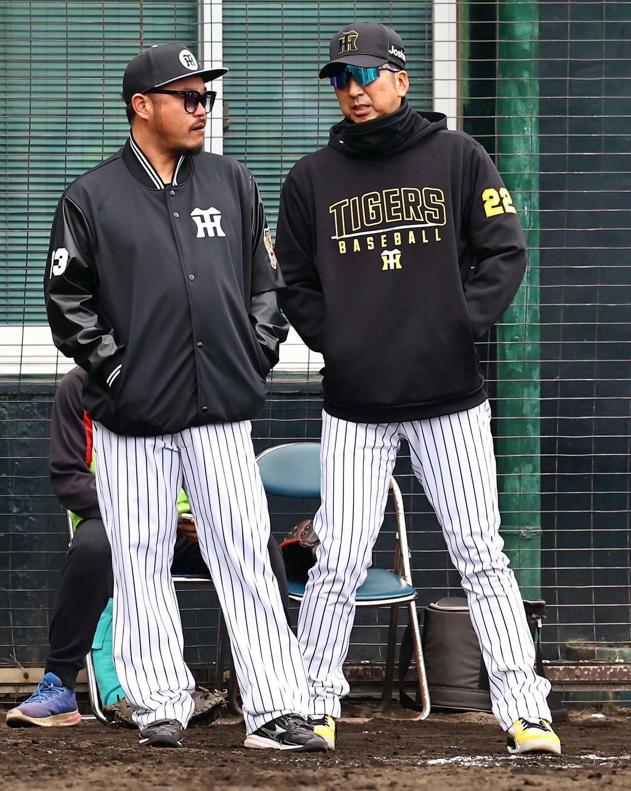 紅白戦　試合後に小谷野コーチ（左）と話をする藤川監督（撮影・上田博志）