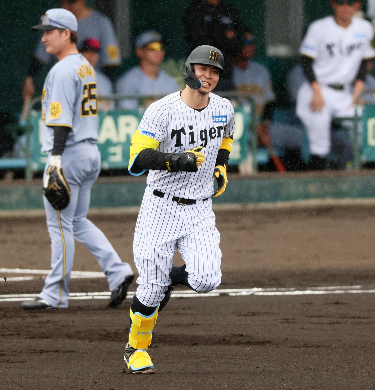 紅白戦　1回裏白組1死一塁、佐藤輝は右越え2点本塁打を放ち白い歯を見せながらダイヤモンドを1周する（撮影・加藤哉）