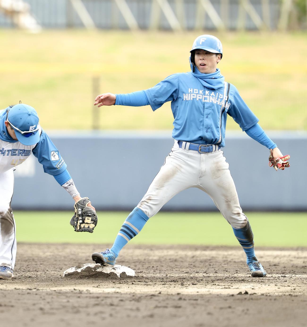 紅白戦　6回表、二盗を決める五十幡（撮影・河田真司）