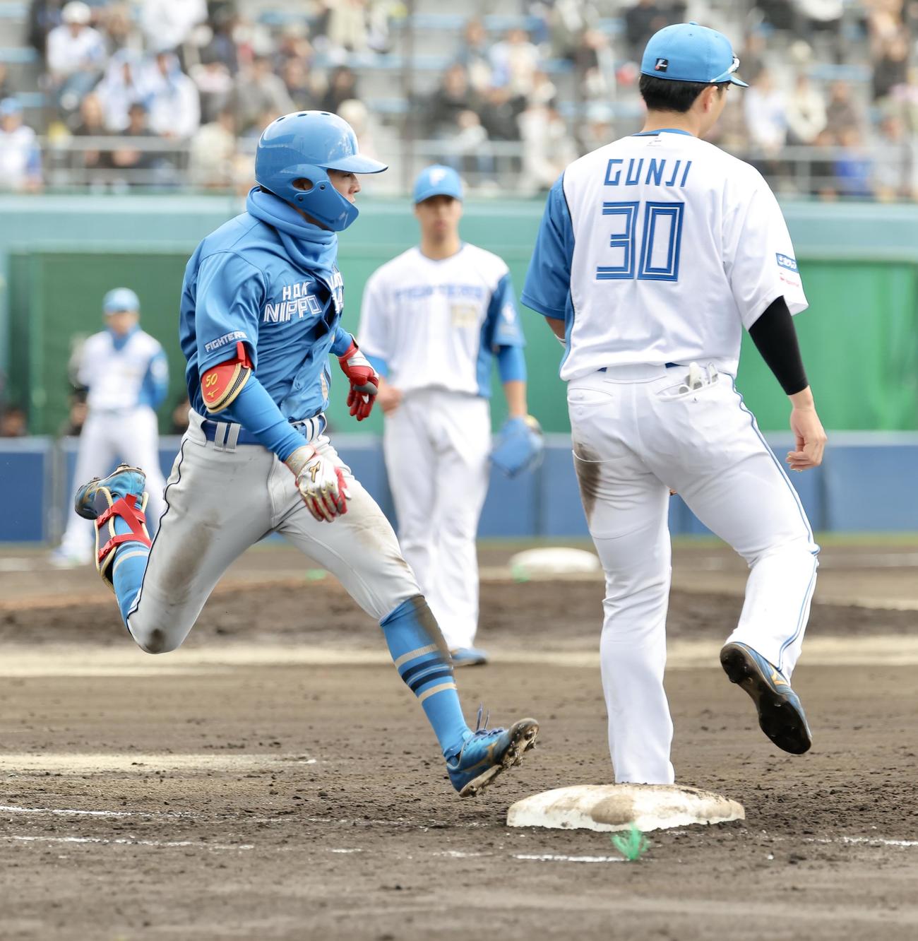 紅白戦　6回表、内野安打を放つ五十幡（撮影・河田真司）