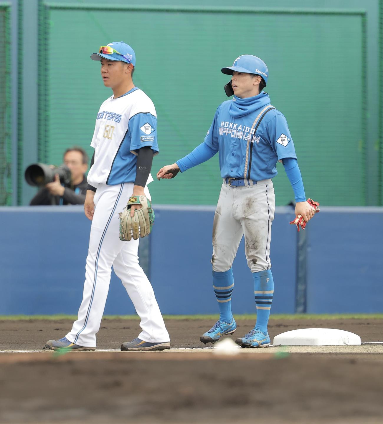 紅白戦　1回表、三塁に進塁する日本ハム五十幡（撮影・河田真司）