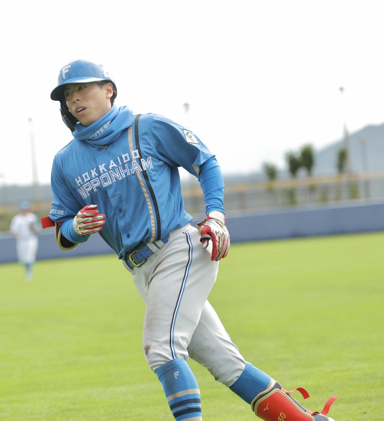 紅白戦　4回表、二塁内野安打を放ち出塁する日本ハム五十幡（撮影・河田真司）