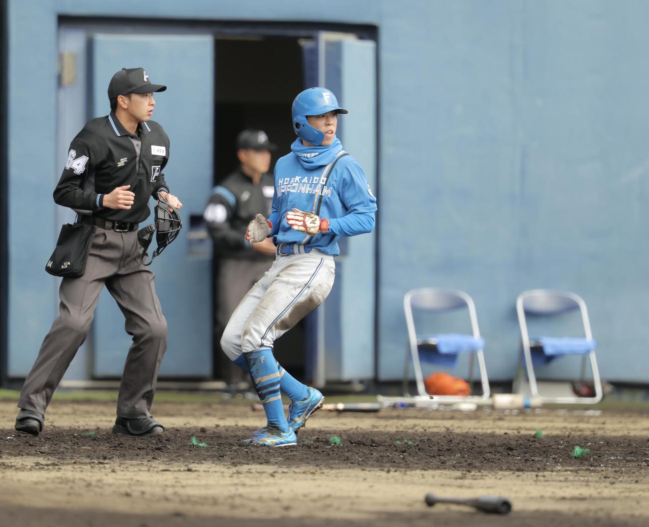 紅白戦　4回表、清宮幸の左飛で生還する日本ハム五十幡（撮影・河田真司）