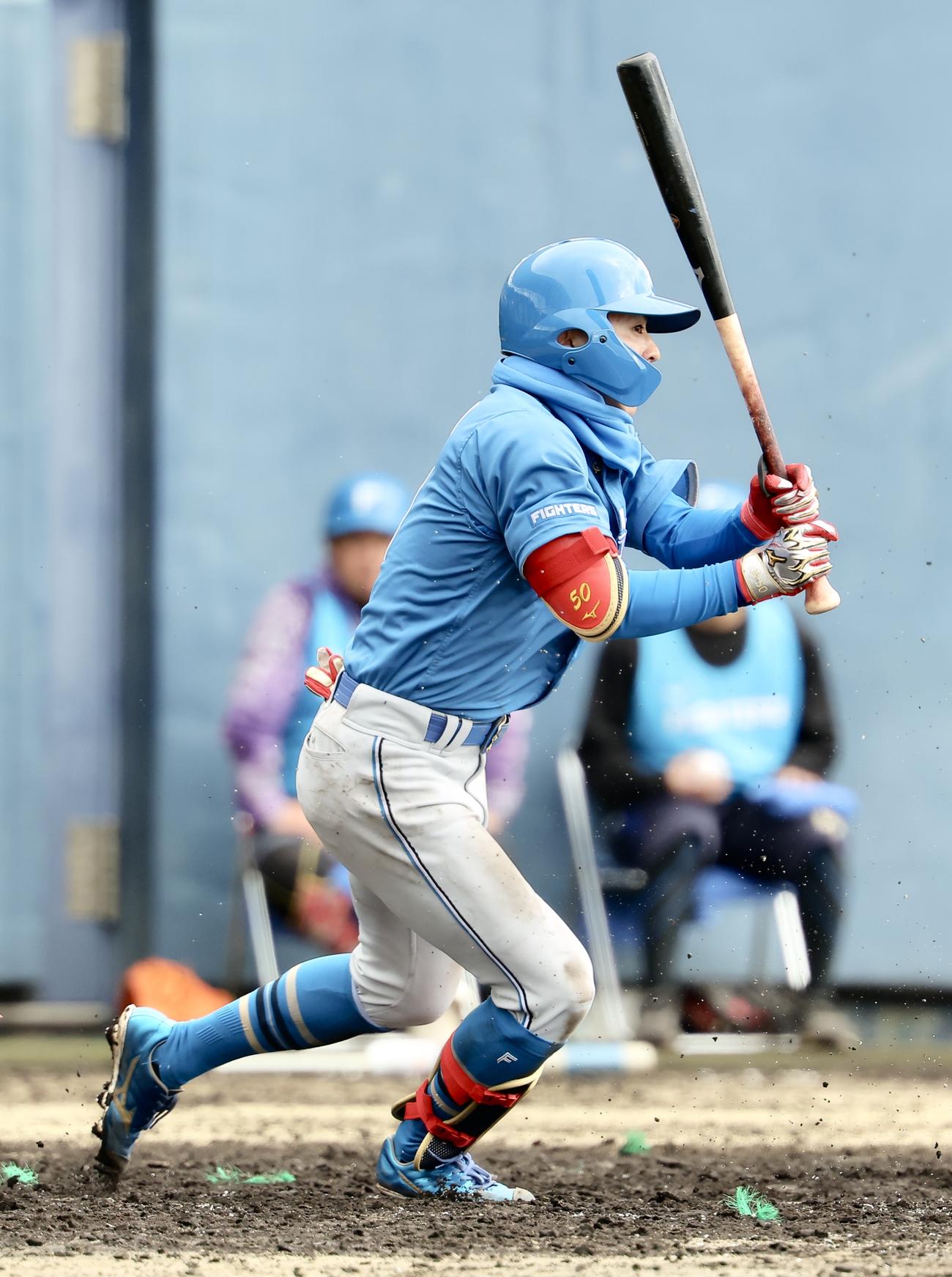 紅白戦　6回表、内野安打を放つ五十幡（撮影・河田真司）
