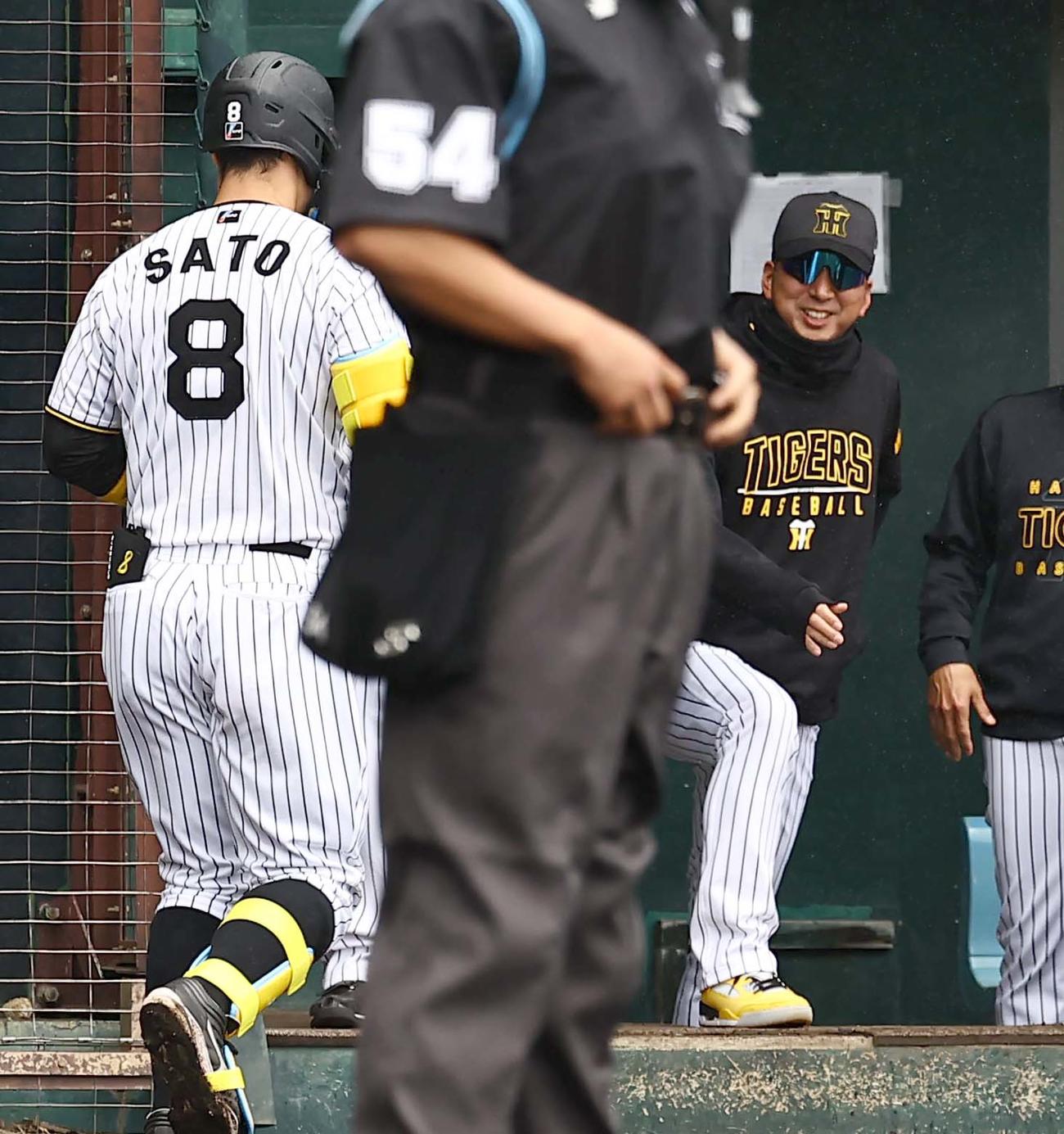 紅白戦　1回裏白組1死一塁、右越え2点本塁打を放った佐藤輝（左）を笑顔で出迎える藤川監督（撮影・上田博志）